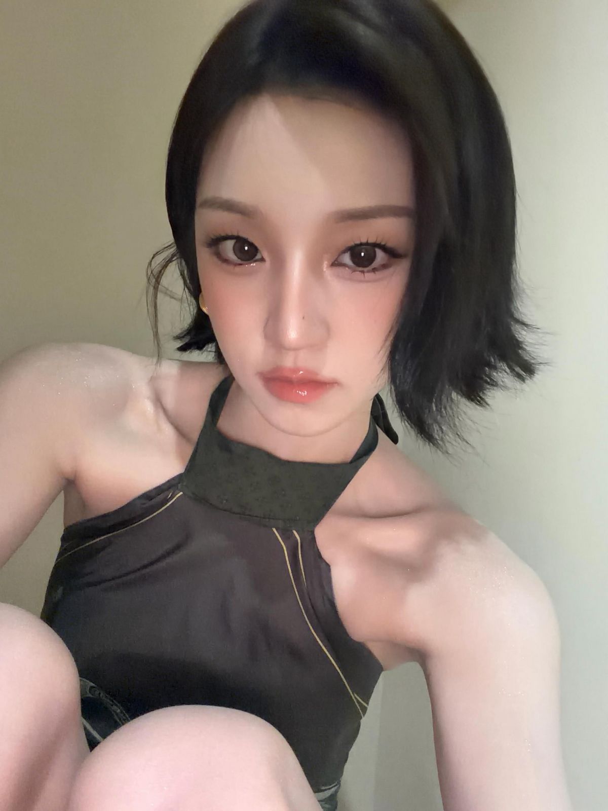 짧은 레이어드 보브에 끝부분만 바깥으로 튀게 한 우기 | 인스타그램 @yuqisong.923