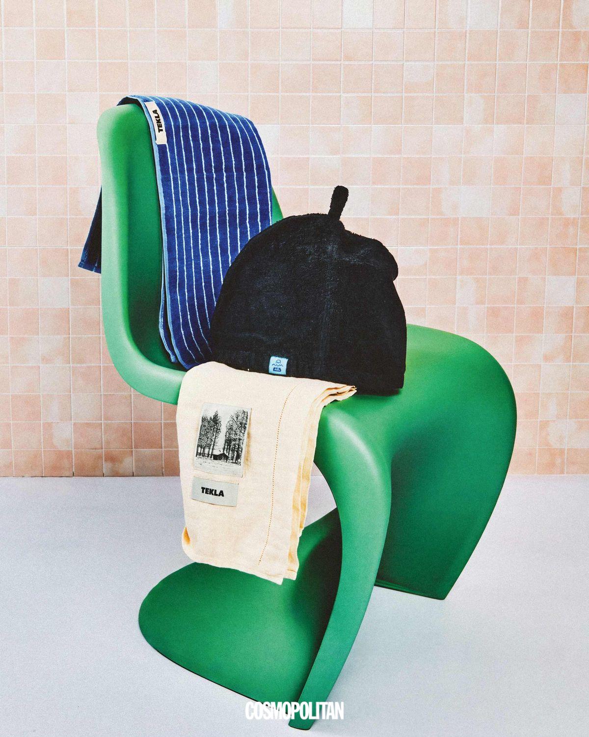 팬톤 체어 소프트 민트 62만원 Vitra by rooming. 테리 타월 클리어 블루 스트라이프 7만5천원, 테리 사우나 시트 루미 13만5천원 모두 Tekla. 사우나 해트 블랙 3만8천원 TWB.