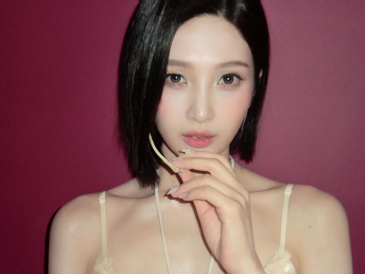 옅은 파스텔 그린을 눈앞머리와 앞쪽 눈두덩을 중심으로 번지듯 얹은 조이ㅣ 인스타그램 @_imyour_joy