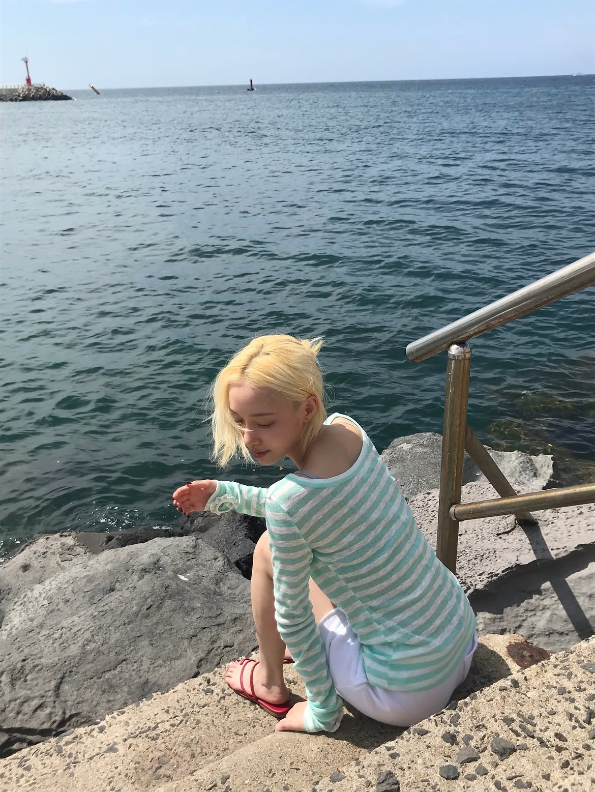 피부를 깨끗하게 살린 뒤, 도톰한 입술에 투명한 글로시 립만 더한 윈터ㅣ 인스타그램 @imwinter