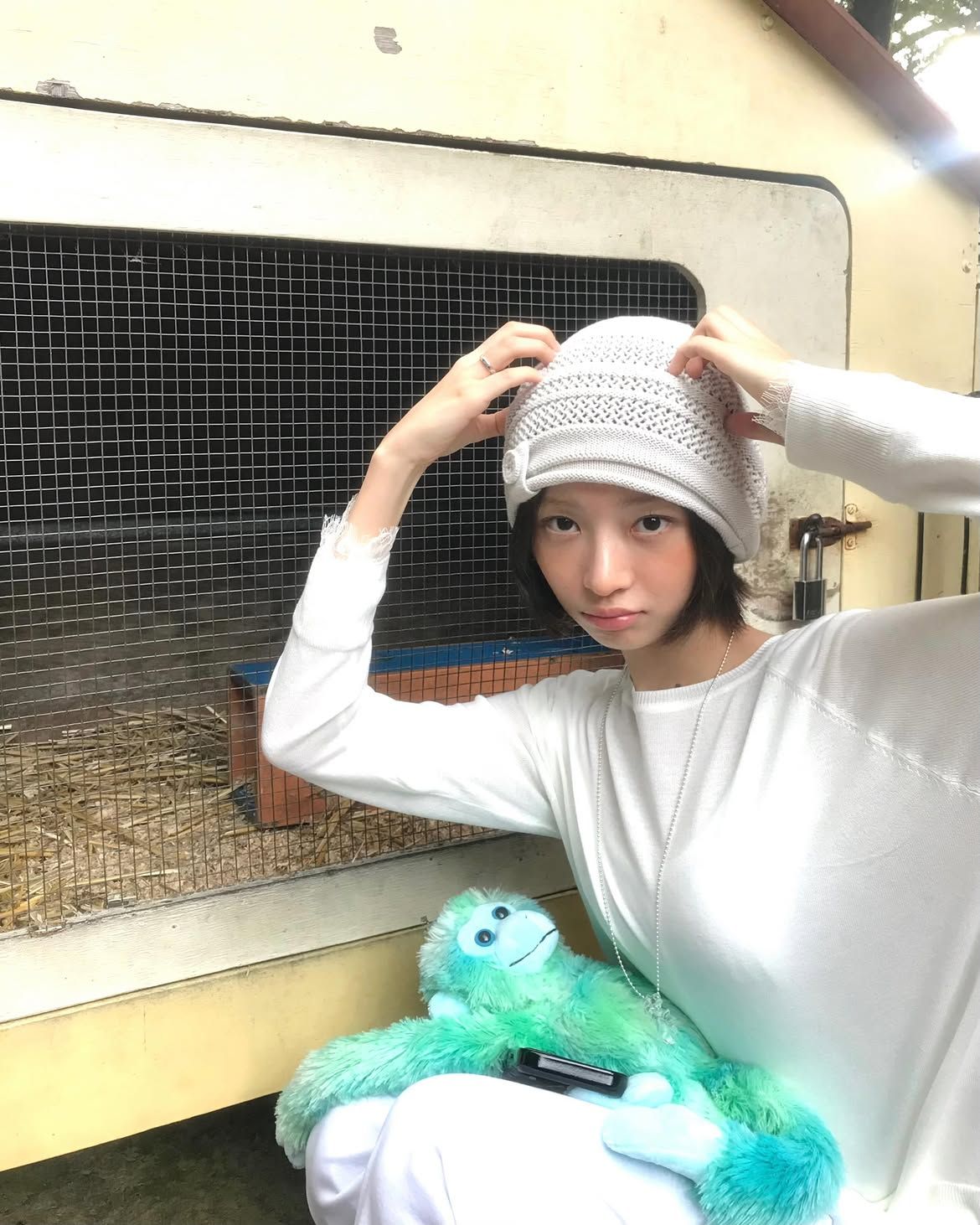 별모양 여드름 패치와 귀여운 볼캡으로 내추럴한 룩을 연출한 레이ㅣ인스타그램 @reinyourheart