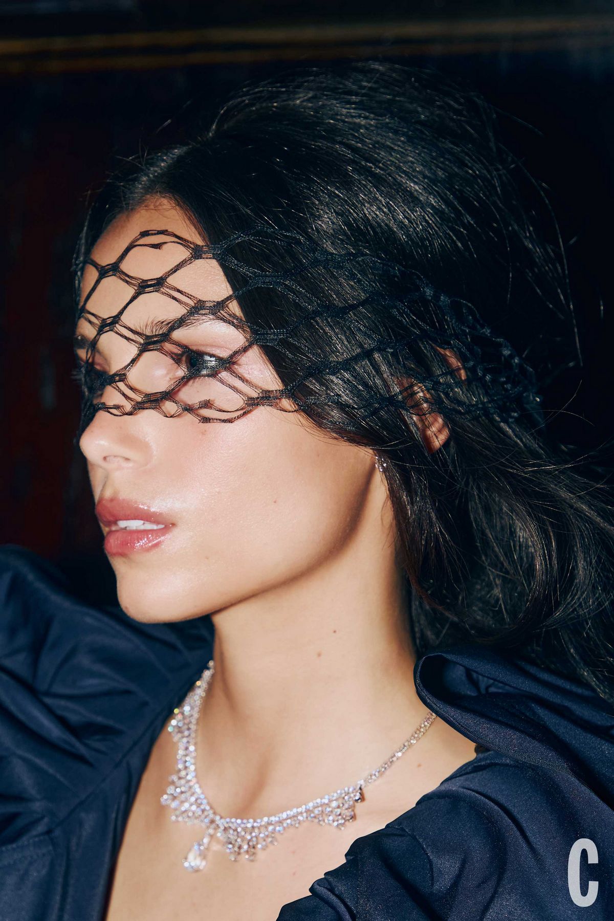 재킷 Burberry. 베일 Gigi Burris. 귀고리 Alder Fine Jewellery. 목걸이 Nadri.