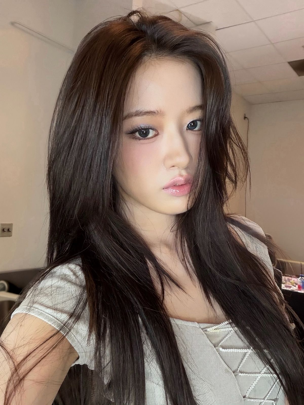 노란기와 붉은기를 뺀 정석 브라운 헤어의 안유진 | 인스타그램 @_yujin_an