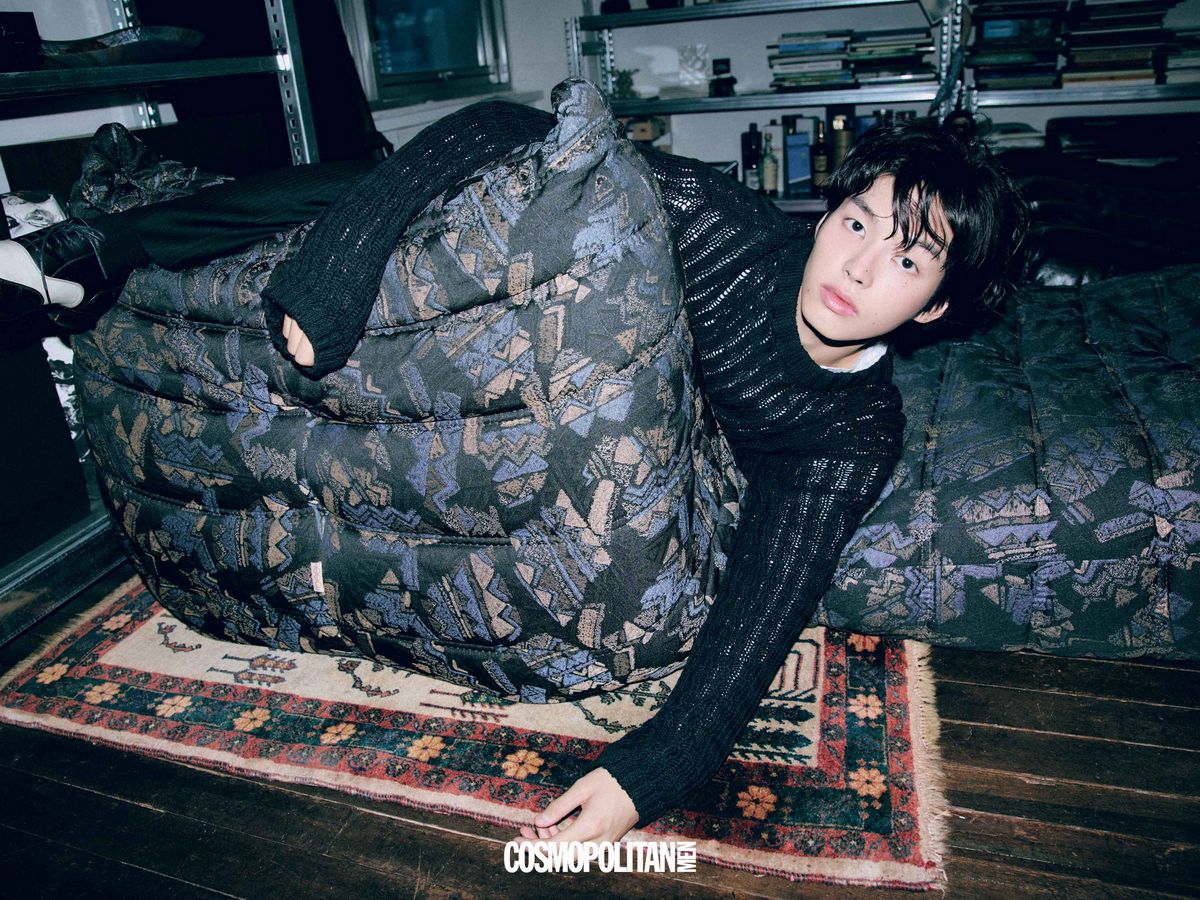 니트 톱 Ann Demeulemeester by MUE. 이너 톱, 팬츠, 슈즈 스타일리스트 소장품.