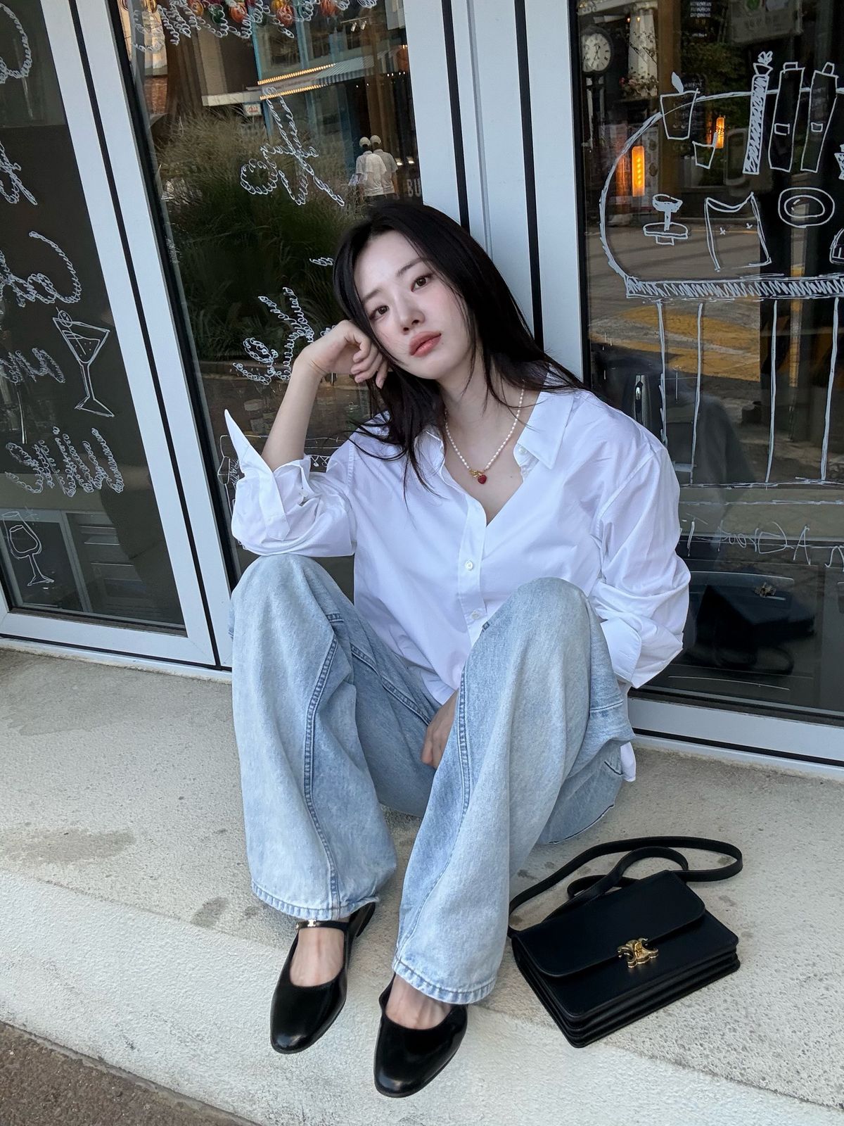 신시아의 흰 셔츠와 청바지 코디. 인스타그램 @shinsiaa_