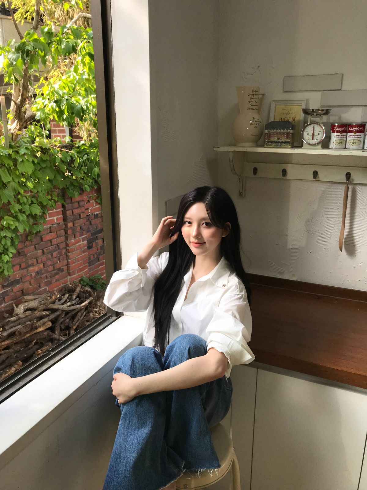 가을의 흰 셔츠와 청바지 코디. 인스타그램 @fallingin__fall