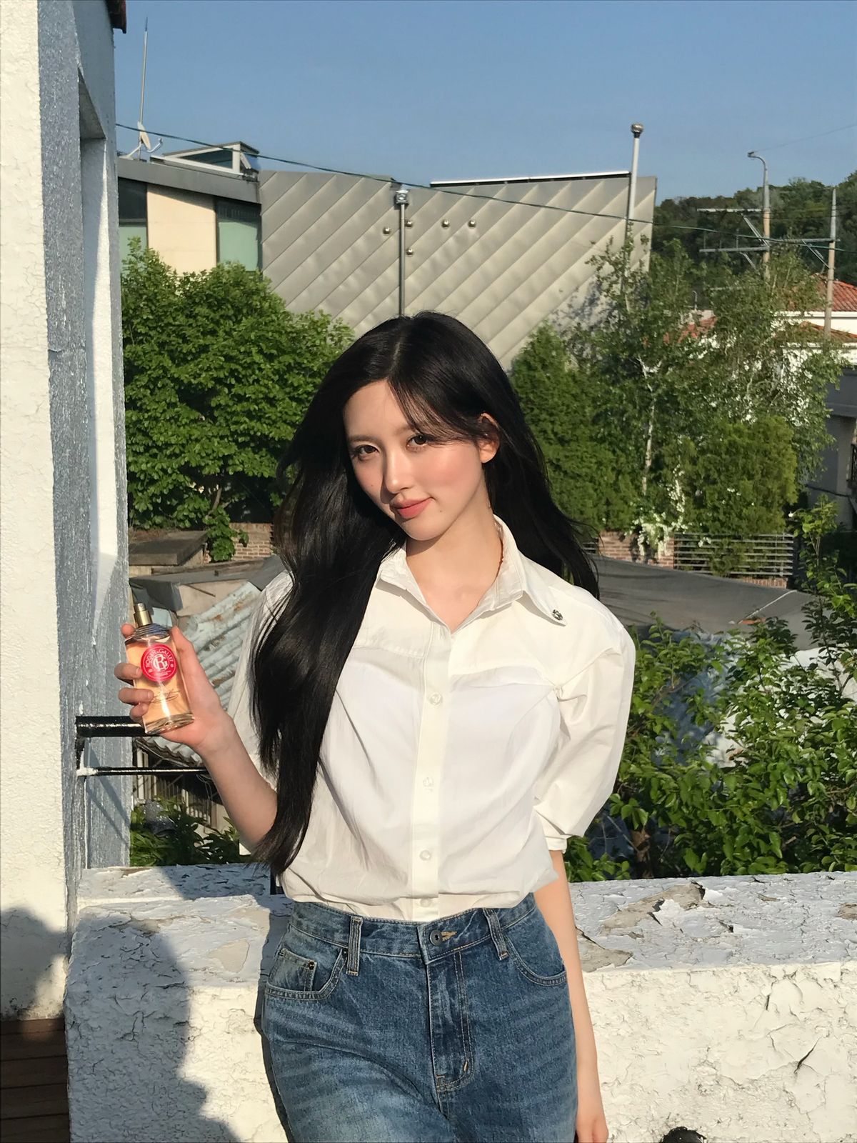 가을의 흰 셔츠와 청바지 코디. 인스타그램 @fallingin__fall