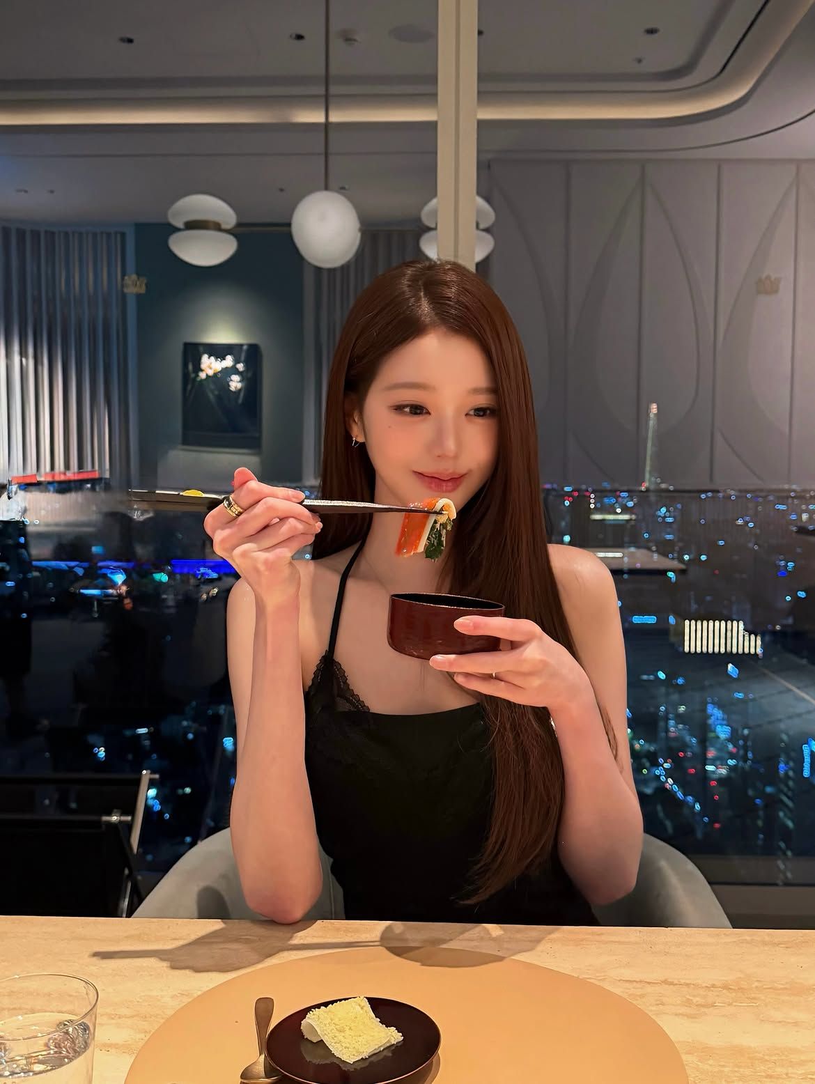 내추럴하게 긴 생머리를 푼 장원영ㅣ 인스타그램 @for_everyoung10