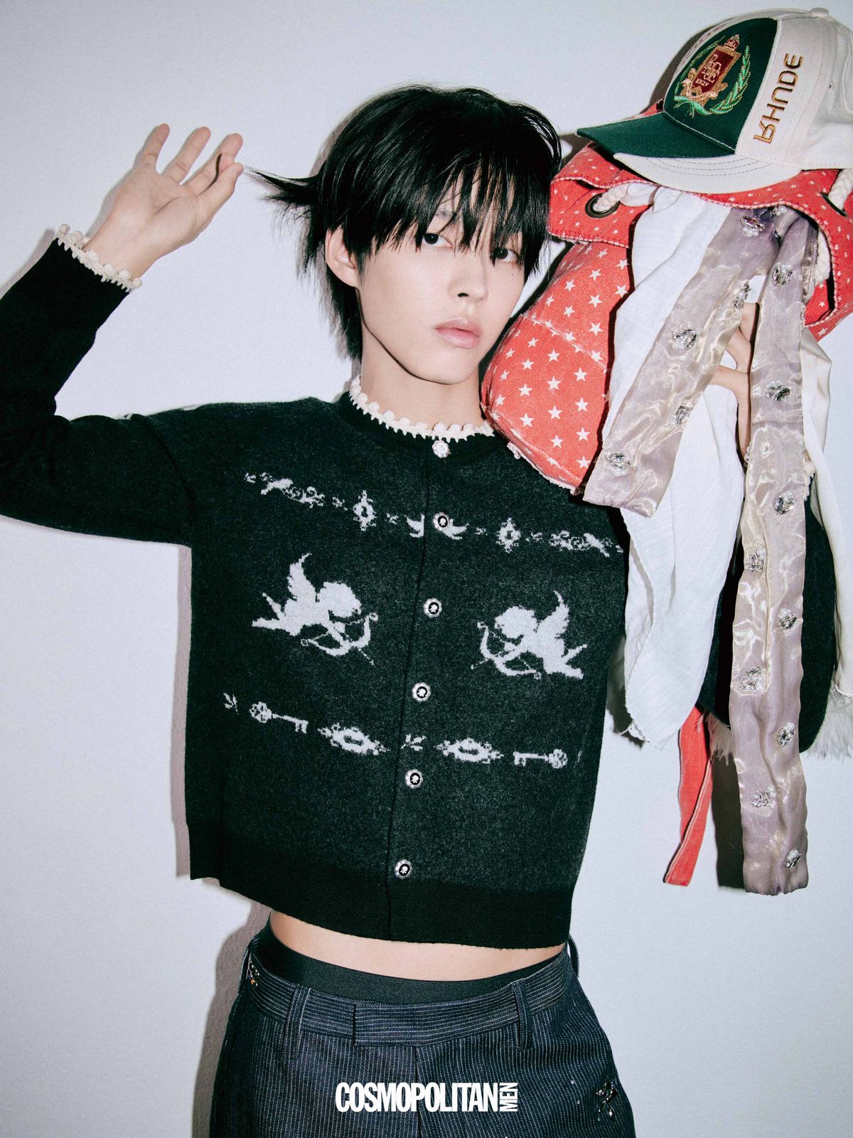 니트 카디건 Antonioli by 10 Corso Como. 데님 팬츠 Masu by MUE. 볼캡, 스카프, 가방 스타일리스트 소장품.