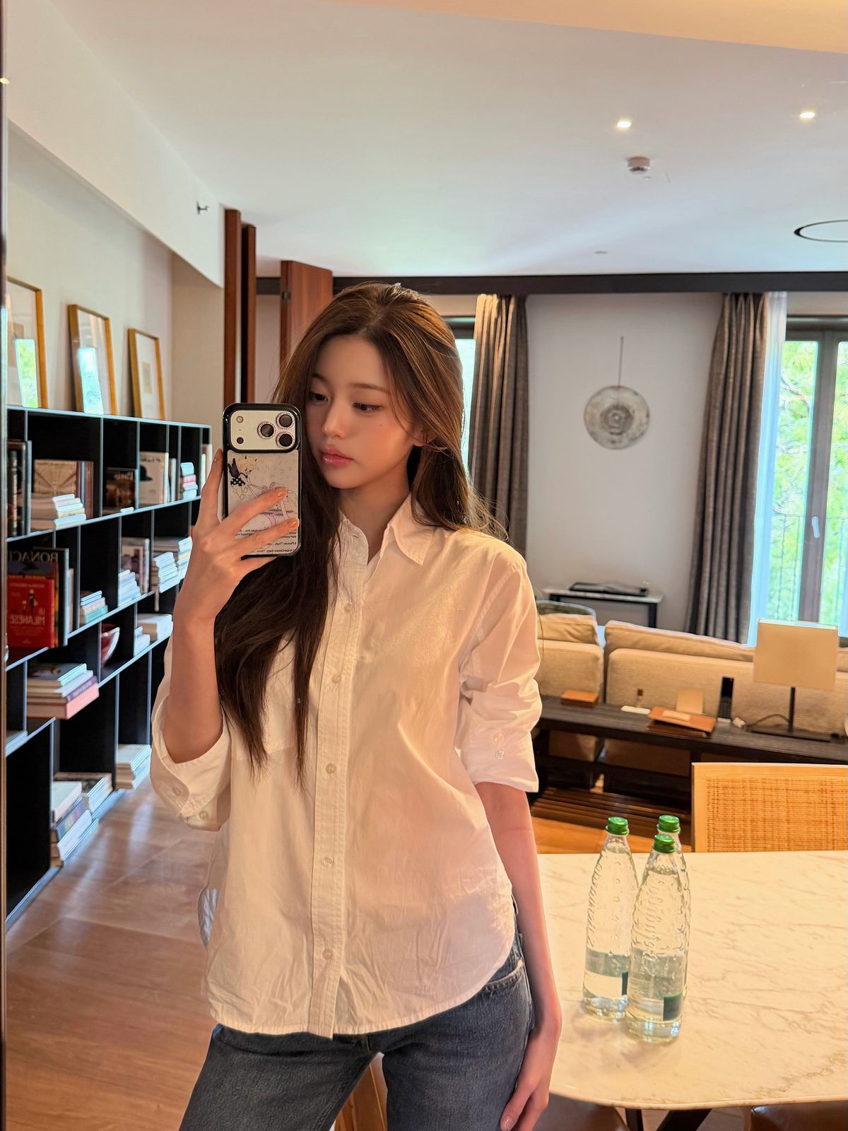 장원영의 흰 셔츠와 청바지 코디. 인스타그램 @for_everyoung 10