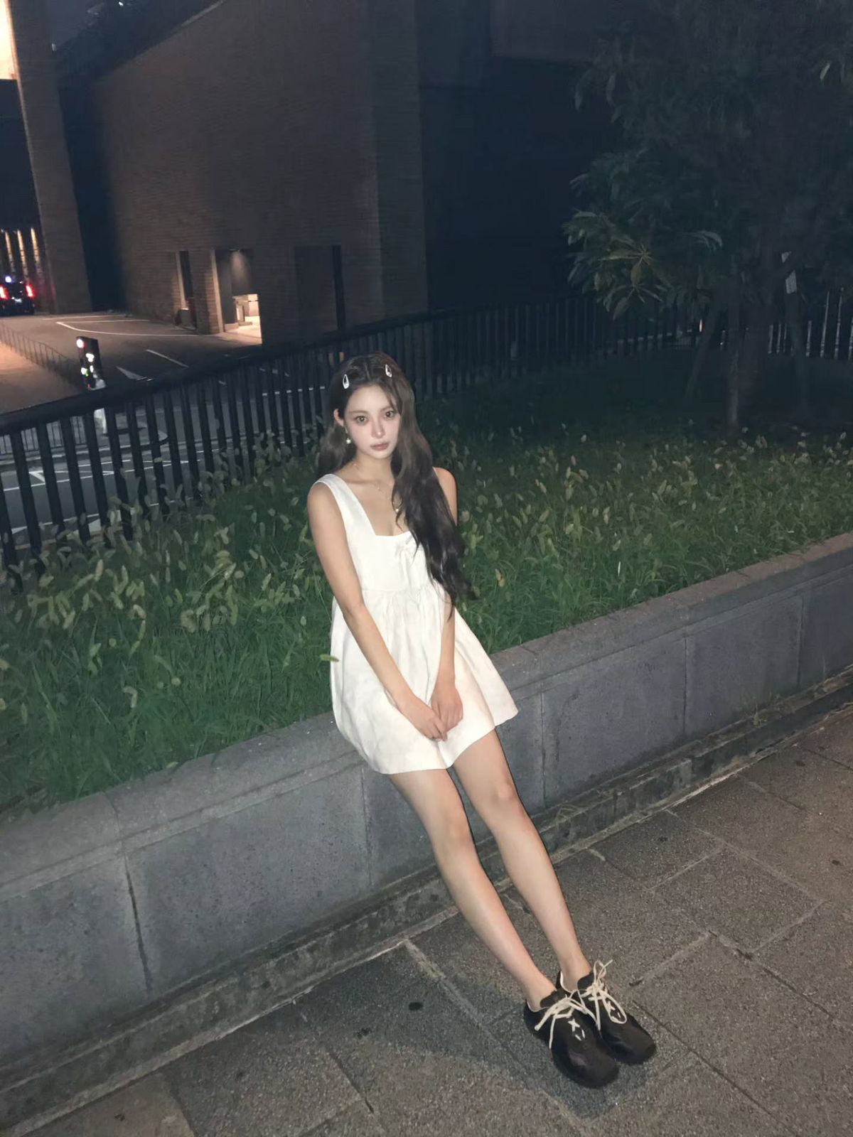 미우미우 스니커즈를 신은 홍은채. 인스타그램 @hhh.e_c.v