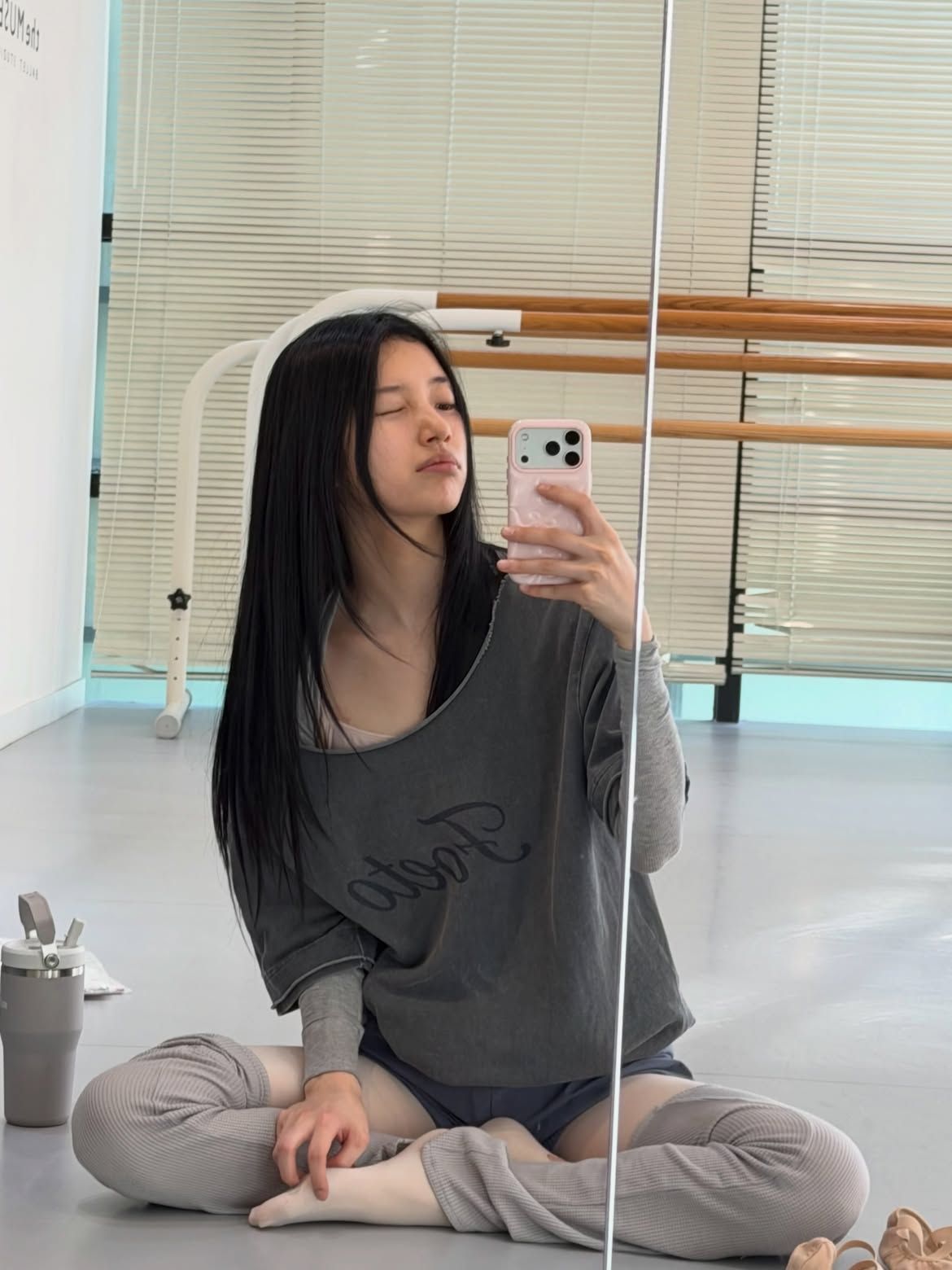 얼굴 주변부터 자연스럽게 층을 낸 수지 ㅣ 인스타그램 @skuukzky
