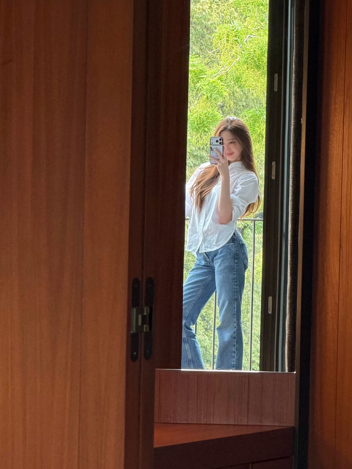 장원영의 흰 셔츠와 청바지 코디. 인스타그램 @for_everyoung 10