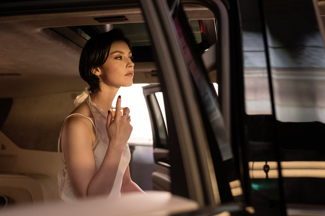 거부할 수 없는 관능미를 그대로 담아낸 코코 마드모아젤 크러쉬 압솔뤼를 입고 있는 그레이시 에이브럼스.