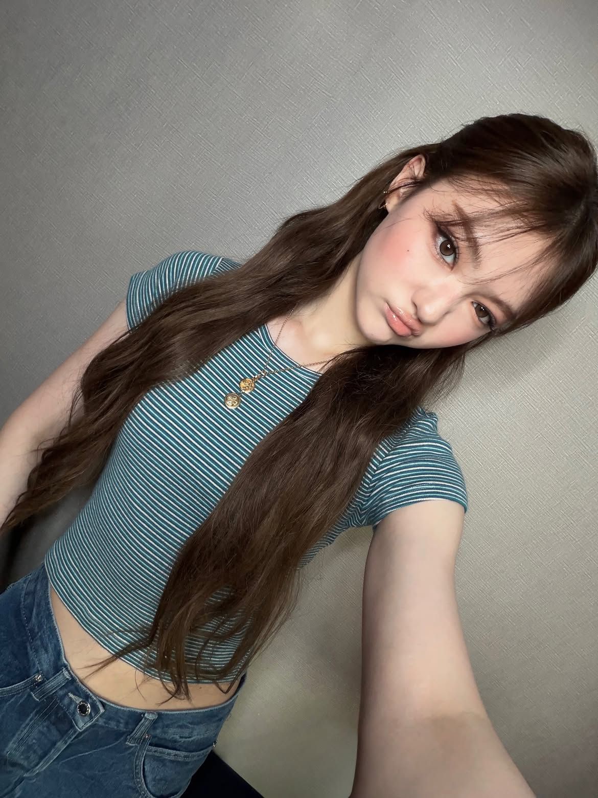 눈두덩부터 언더라인까지 딥 브라운 계열의 음영을 자연스럽게 이은 엘라ㅣ인스타그램 @meovv