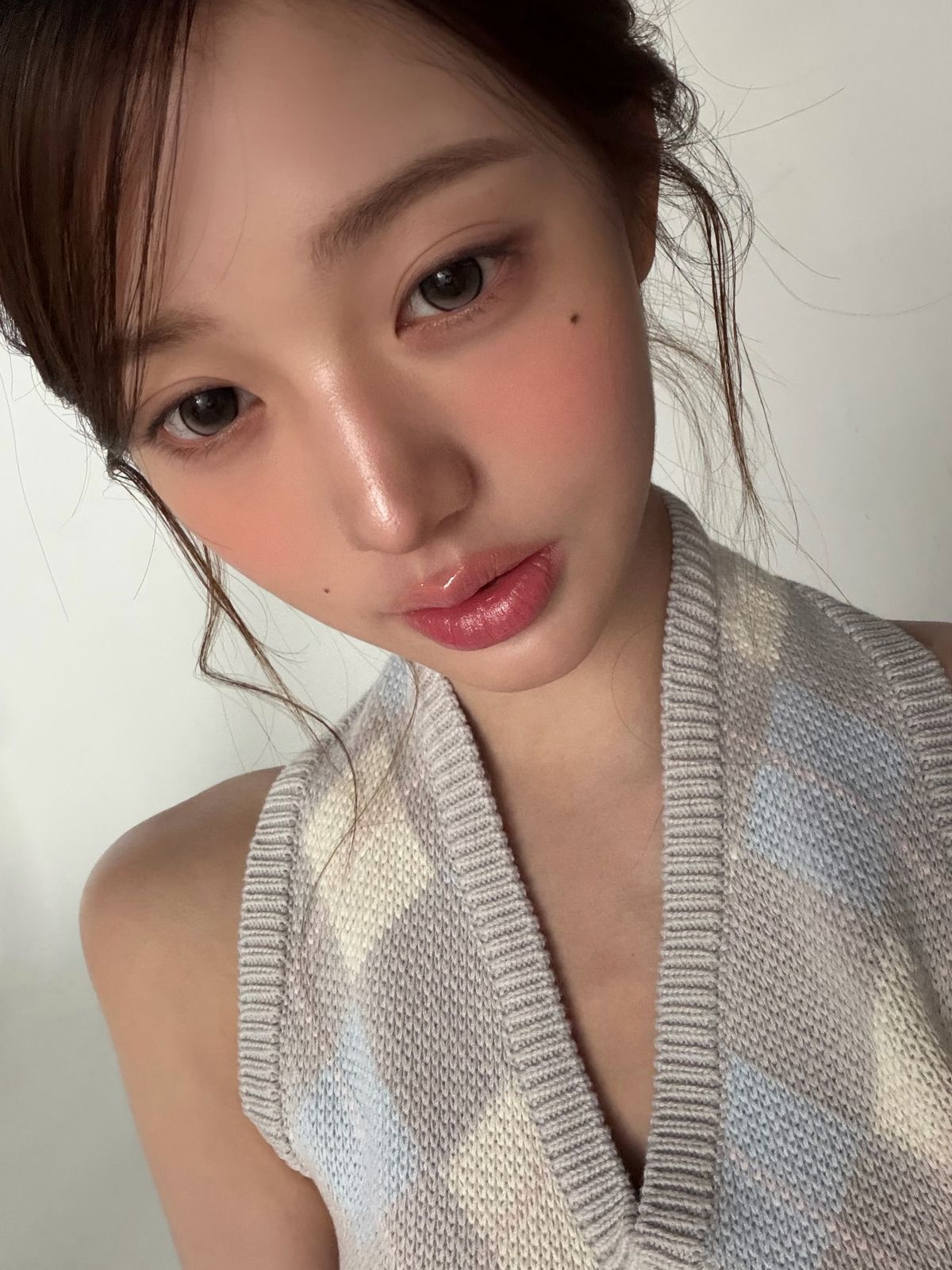 눈 아래부터 넓게 살구빛을 더한 장원영 | 인스타그램 @for_everyoung