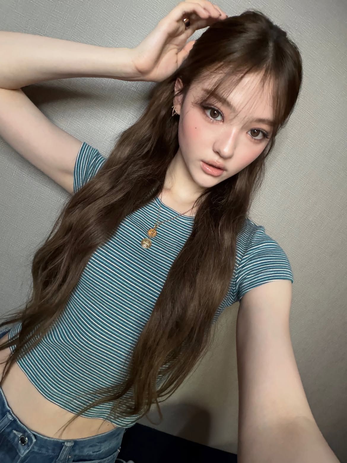 눈두덩부터 언더라인까지 딥 브라운 계열의 음영을 자연스럽게 이은 엘라ㅣ인스타그램 @meovv