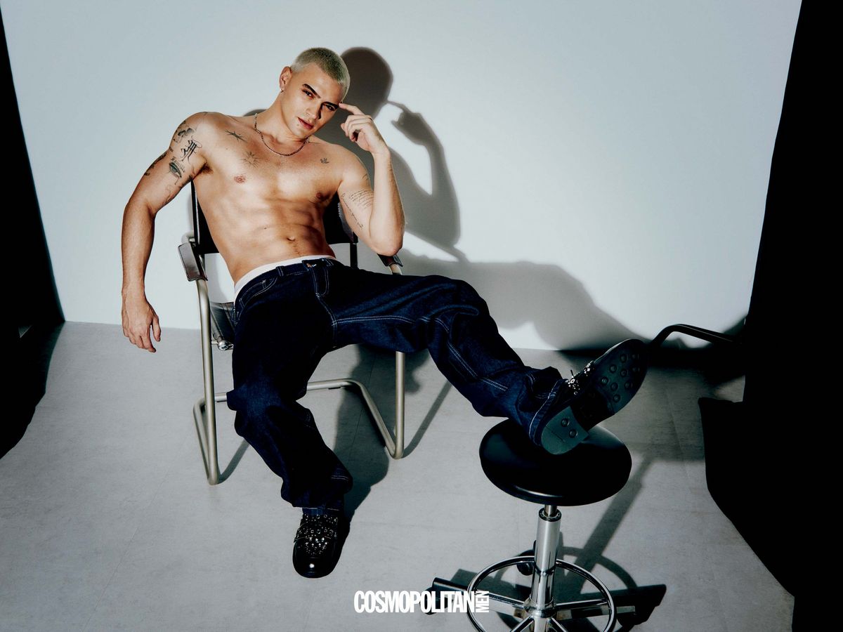 데님 팬츠 Karl Lagerfeld. 브리프 Dsquared2. 로퍼 Alessandro Dell’Acqua.