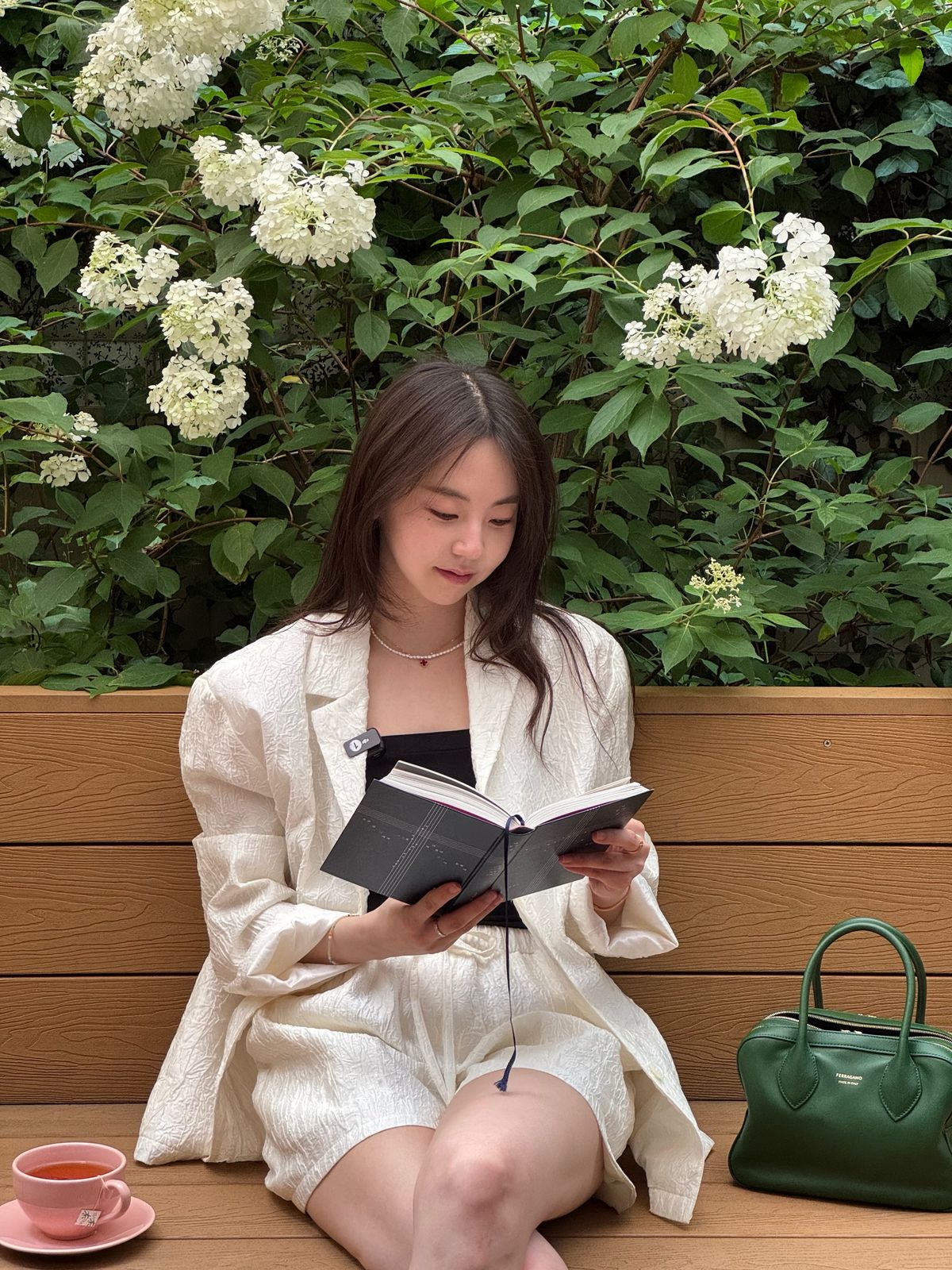 페라가모 백과 함께 여유를 즐기는 안소희. 인스타그램 @ssoheean 