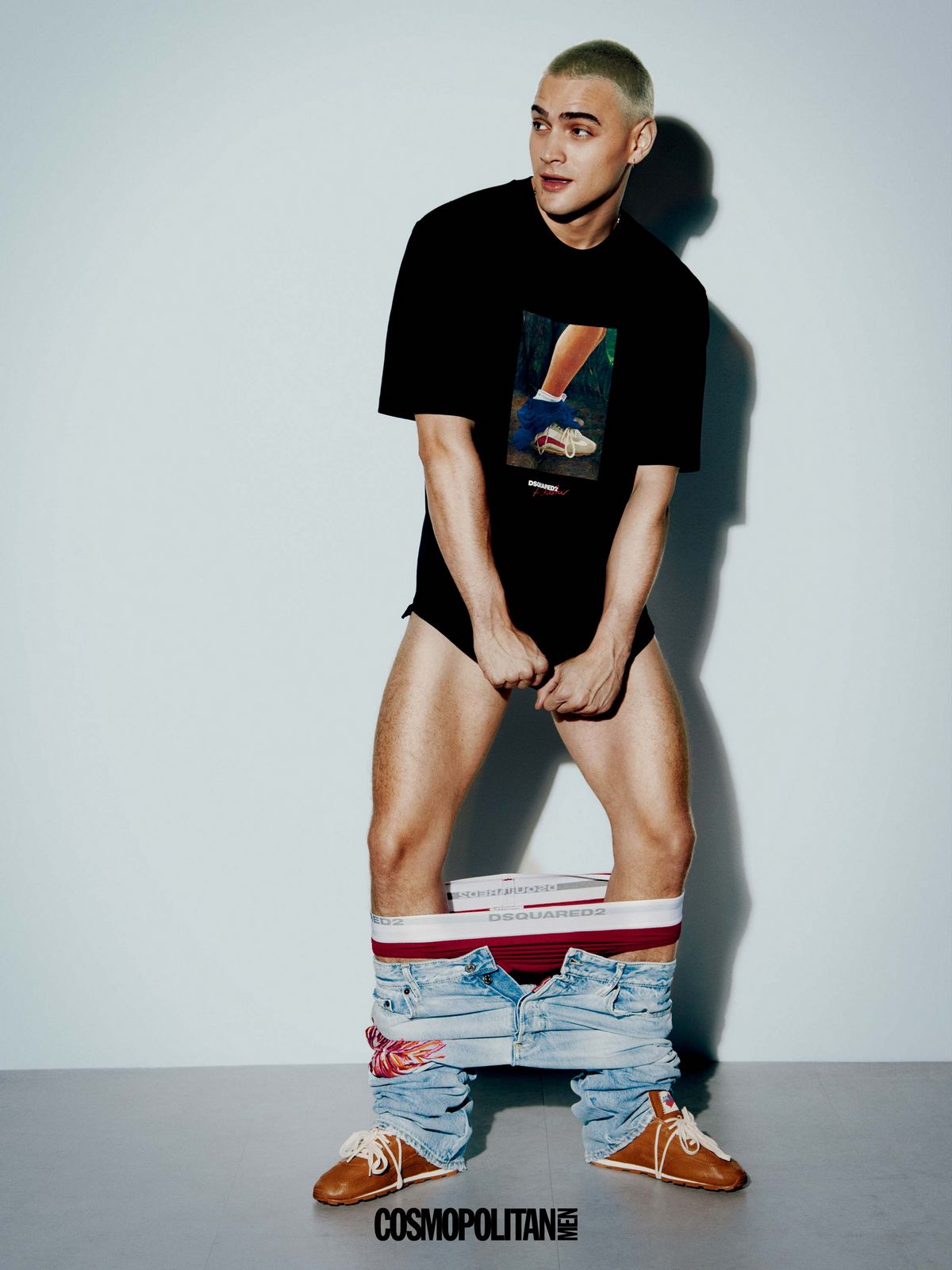 티셔츠, 데님 팬츠, 브리프, 스니커즈 모두 Dsquared2.