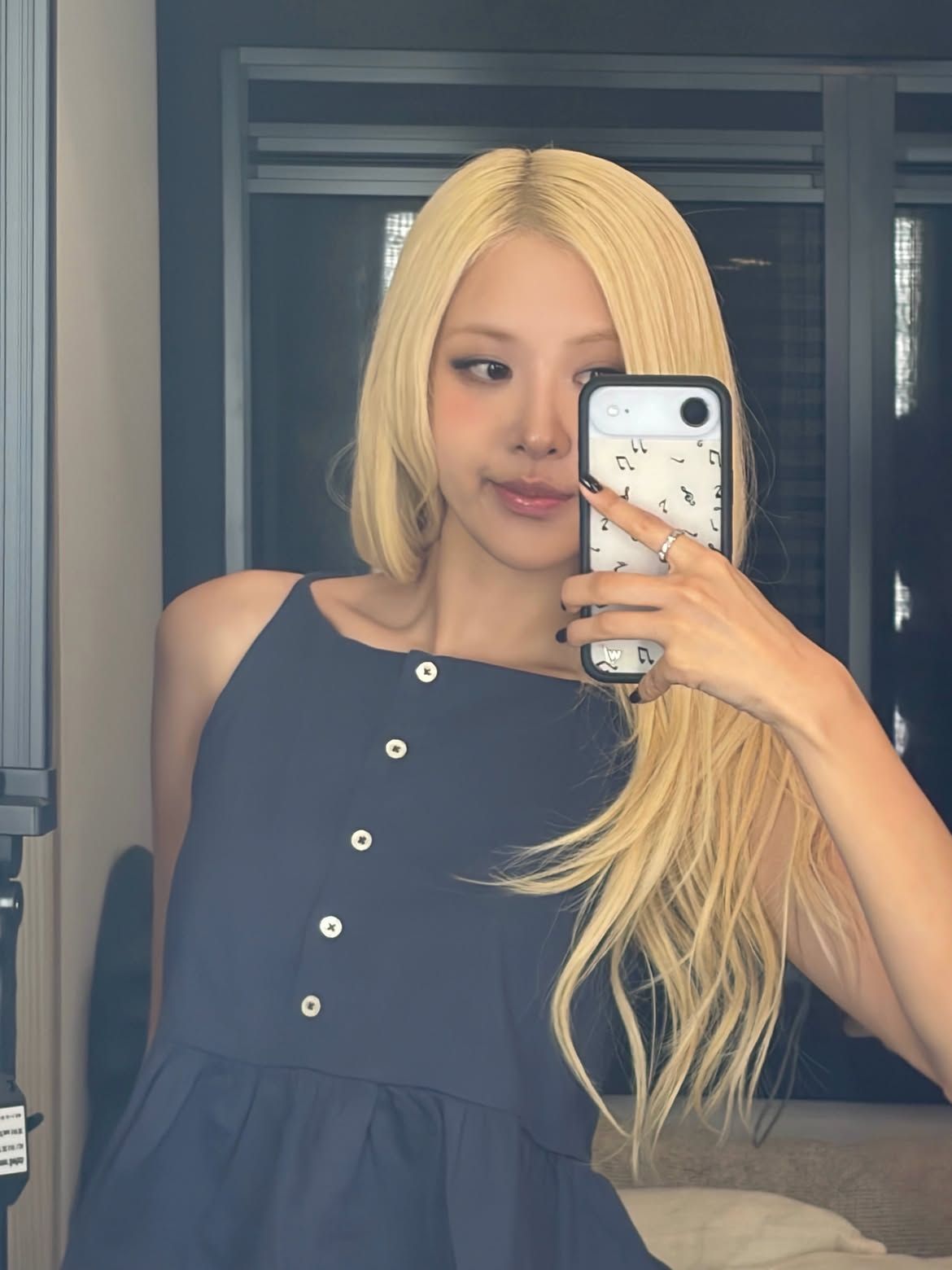 짧게 다듬은 스퀘어 네일에 블랙을 깔끔하게 채운 로제ㅣ인스타그램 @roses_are_rosie