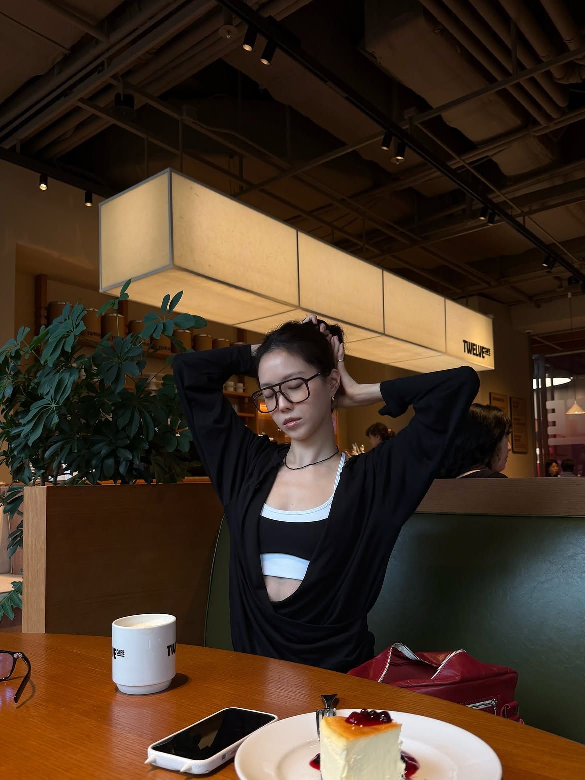 블랙 룩에 얼굴을 넉넉하게 감싸는 큼직한 검은 뿔테 안경을 쓴 손나은ㅣ 인스타그램 @marcellasne_