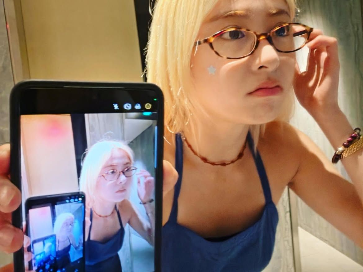 금발에 얇은 브라운 프레임을 매치한 허윤진ㅣ 인스타그램 @jenaissante