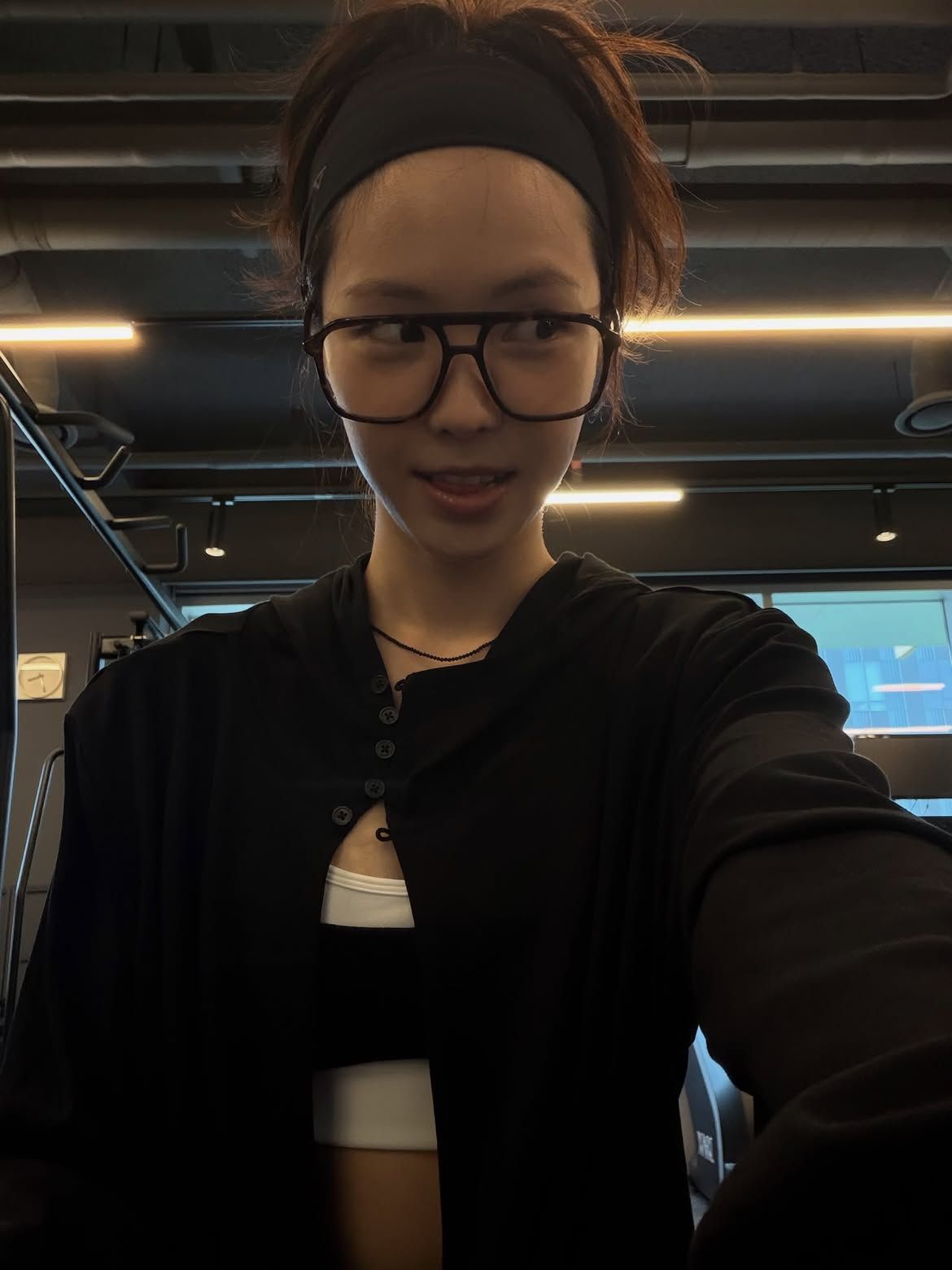 블랙 룩에 얼굴을 넉넉하게 감싸는 큼직한 검은 뿔테 안경을 쓴 손나은ㅣ 인스타그램 @marcellasne_