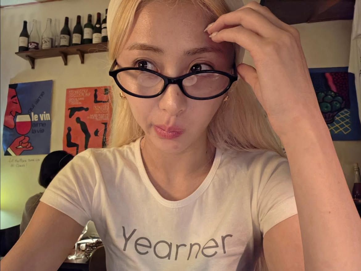 금발에 얇은 브라운 프레임을 매치한 허윤진ㅣ 인스타그램 @jenaissante