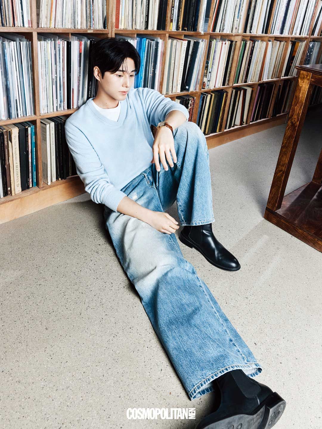 아메리칸 클래식 볼튼 쿼츠 1백25만원 Hamilton. 니트 톱 STU Office. 티셔츠 Cos. 데님 팬츠, 슈즈 스타일리스트 소장품.