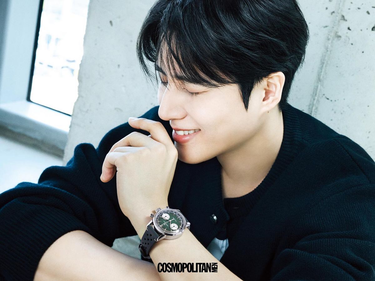 모터스포츠 스타일에 빈티지 감각을 더한 아메리칸 클래식 인트라매틱 크로노그래프 H 3백58만원 Hamilton. 카디건 Wooyoungmi. 티셔츠 Noice. 