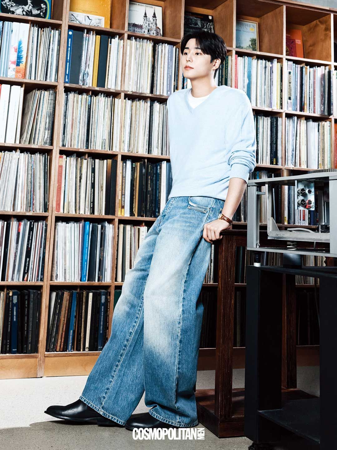 아메리칸 클래식 볼튼 쿼츠 1백25만원 Hamilton. 니트 톱 STU Office. 티셔츠 Cos. 데님 팬츠, 슈즈 스타일리스트 소장품.