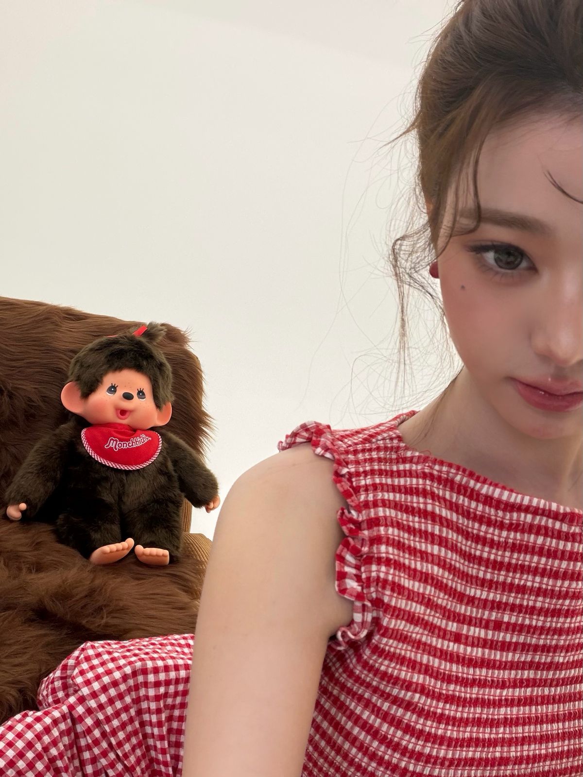 번 헤어에 컬을 넣은 잔머리 디테일을 연출한 장원영 | 인스타그램 @for_everyoung10