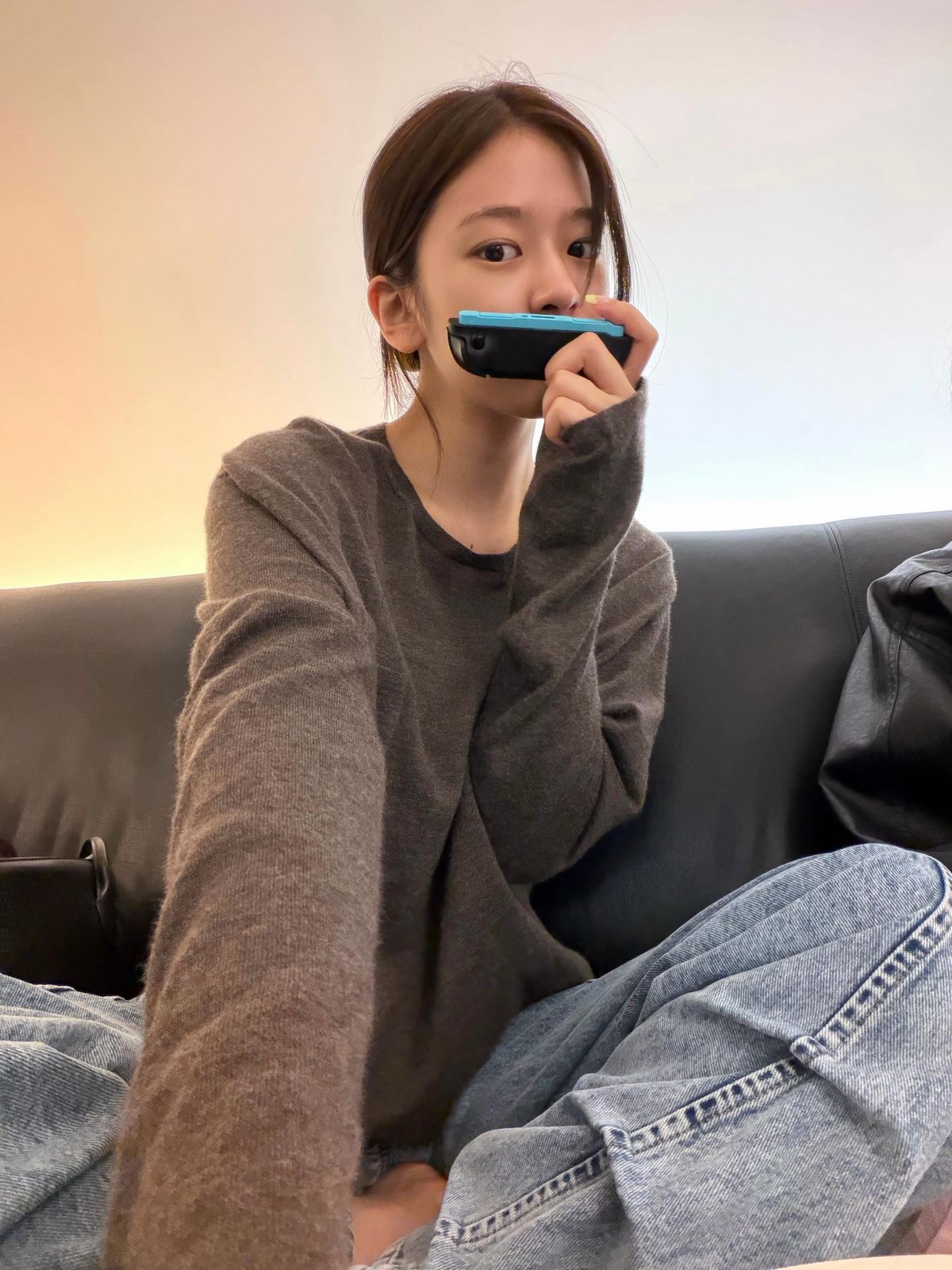 묶음 머리에 귀 밑으로 잔머리를 내린 안유진 | 인스타그램 @_yujin_an