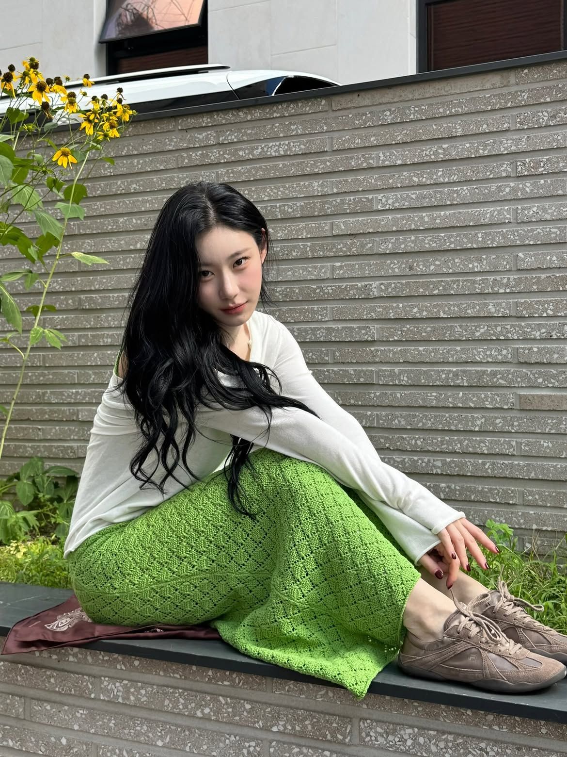 개강룩 참고! 크로셰 스커트를 입은 채령. 사진 인스타그램 @chaerrry0