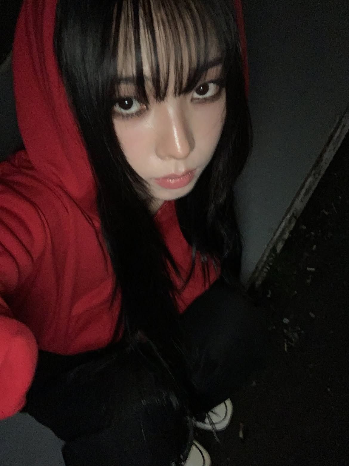 눈썹 아래까지 내려오는 앞머리 양옆으로 긴 머리를 떨어지게 연출한 카리나 ㅣ인스타그램 @katarinabluu