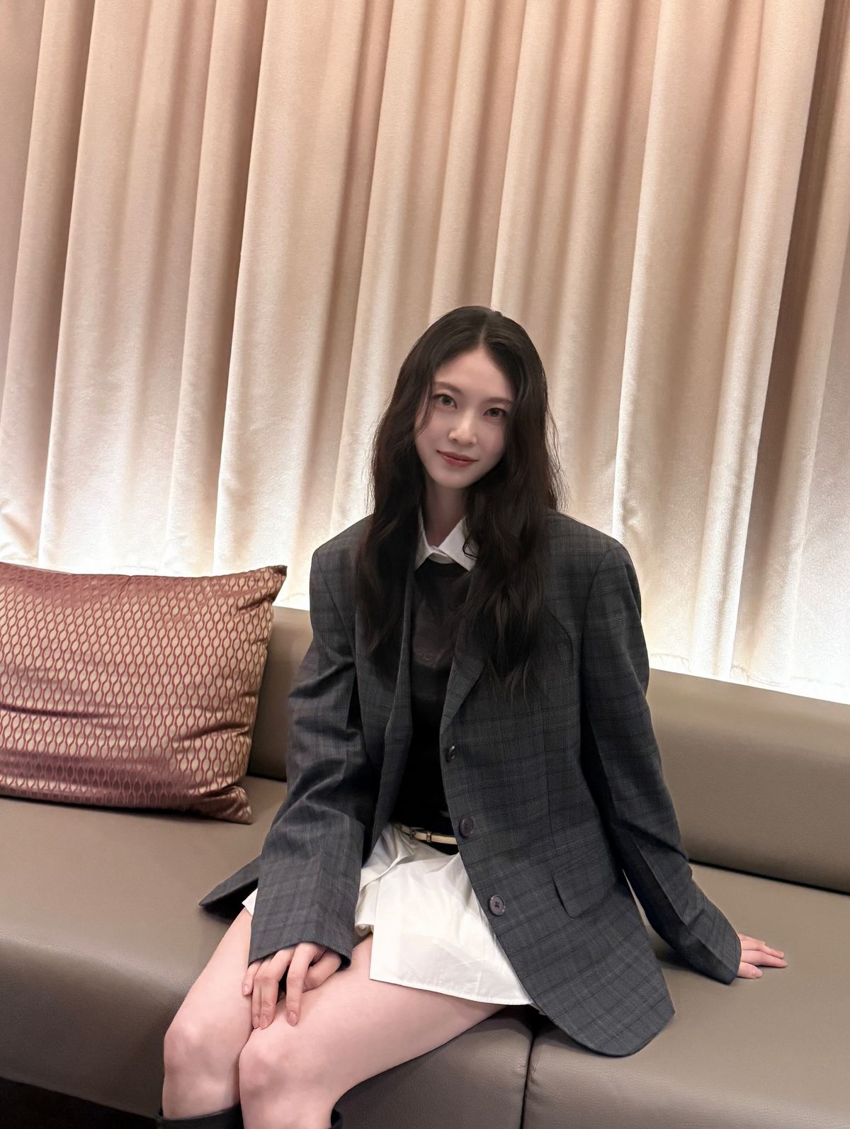 공승연의 미니 원피스 코디. 인스타그램 @0seungyeon