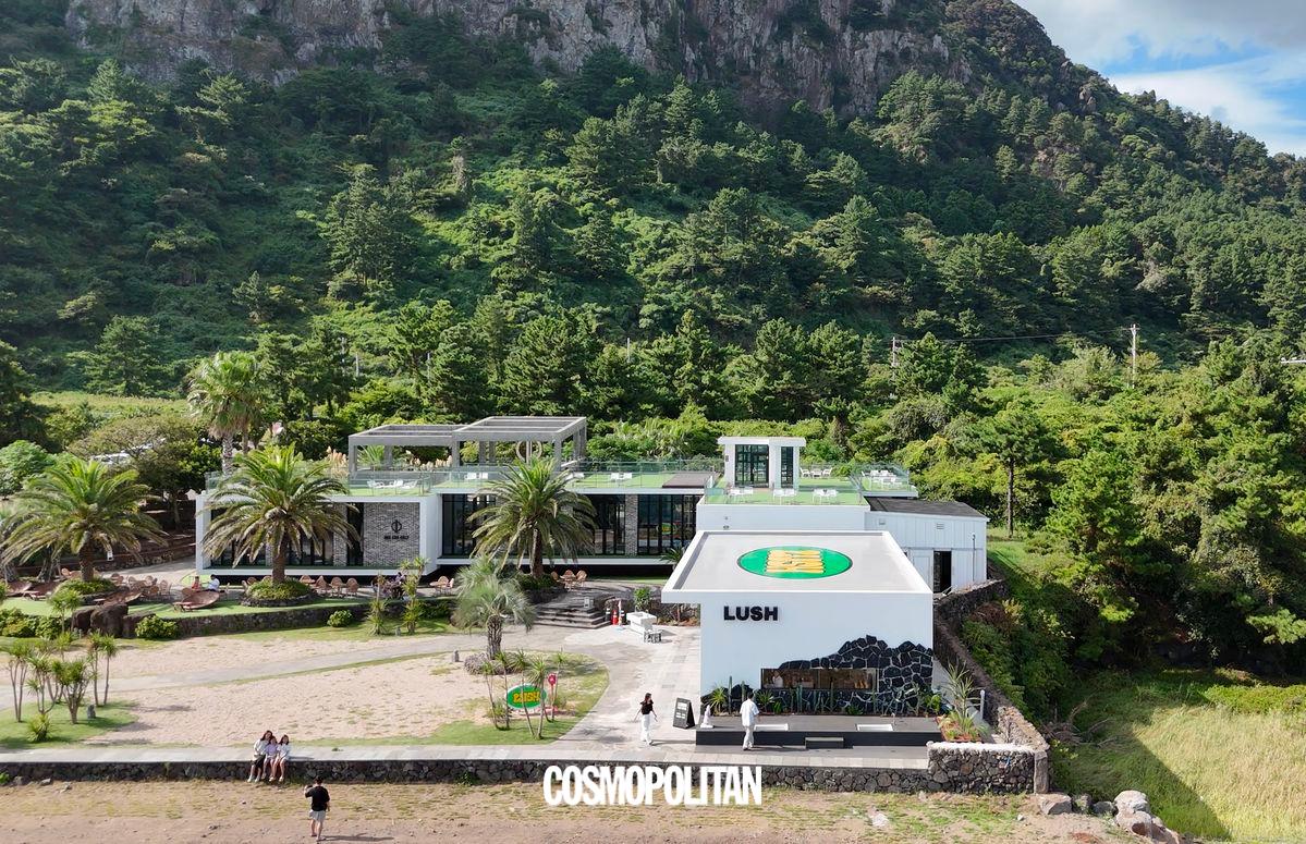 러쉬 제주 산방산점의 전경.