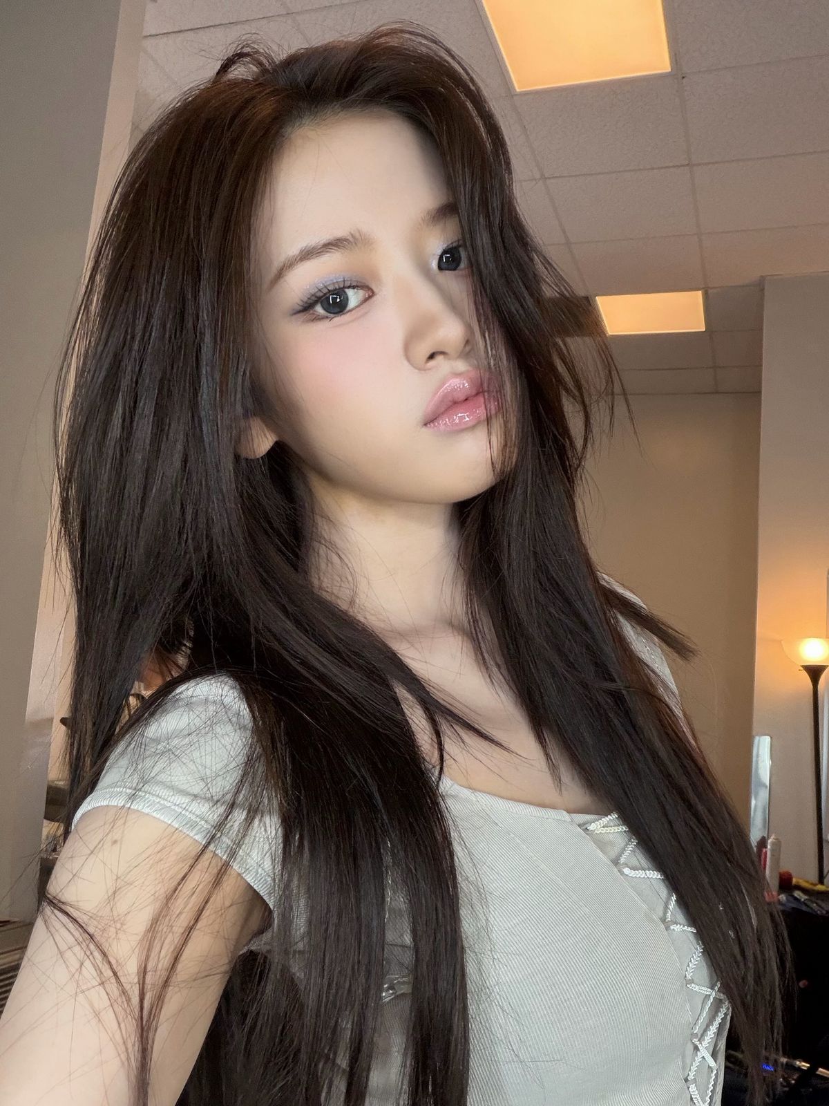로지 누드 빛 컬러 립밤을 촉촉하게 표현한 안유진 | 인스타그램 @_yujin_an