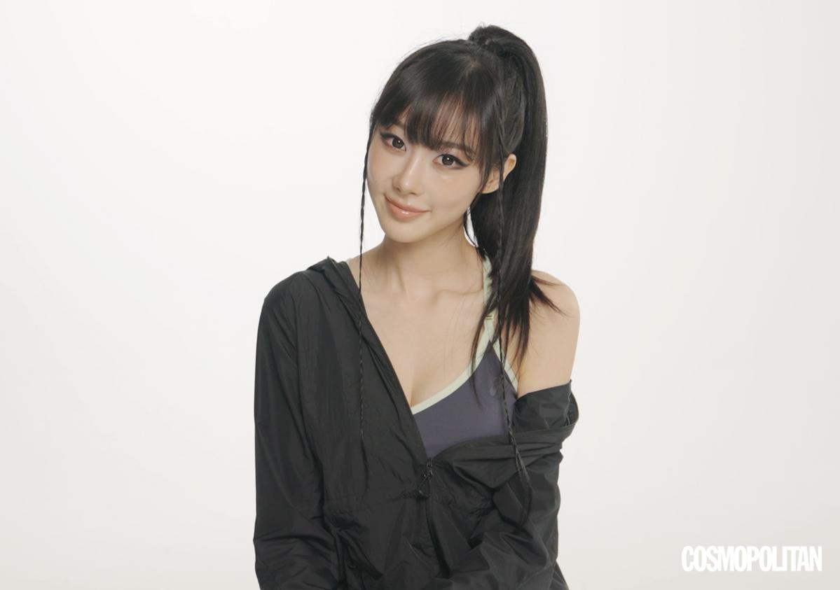 코스모폴리탄 스포츠 & 웰니스 10월호 커버, 유튜브 <오프스크립트>의 에스파 지젤. 사진 코스모폴리탄