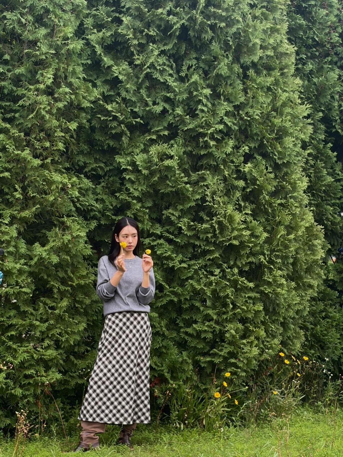 안은진의 그레이 니트 코디. 인스타그램 @eunjin___a