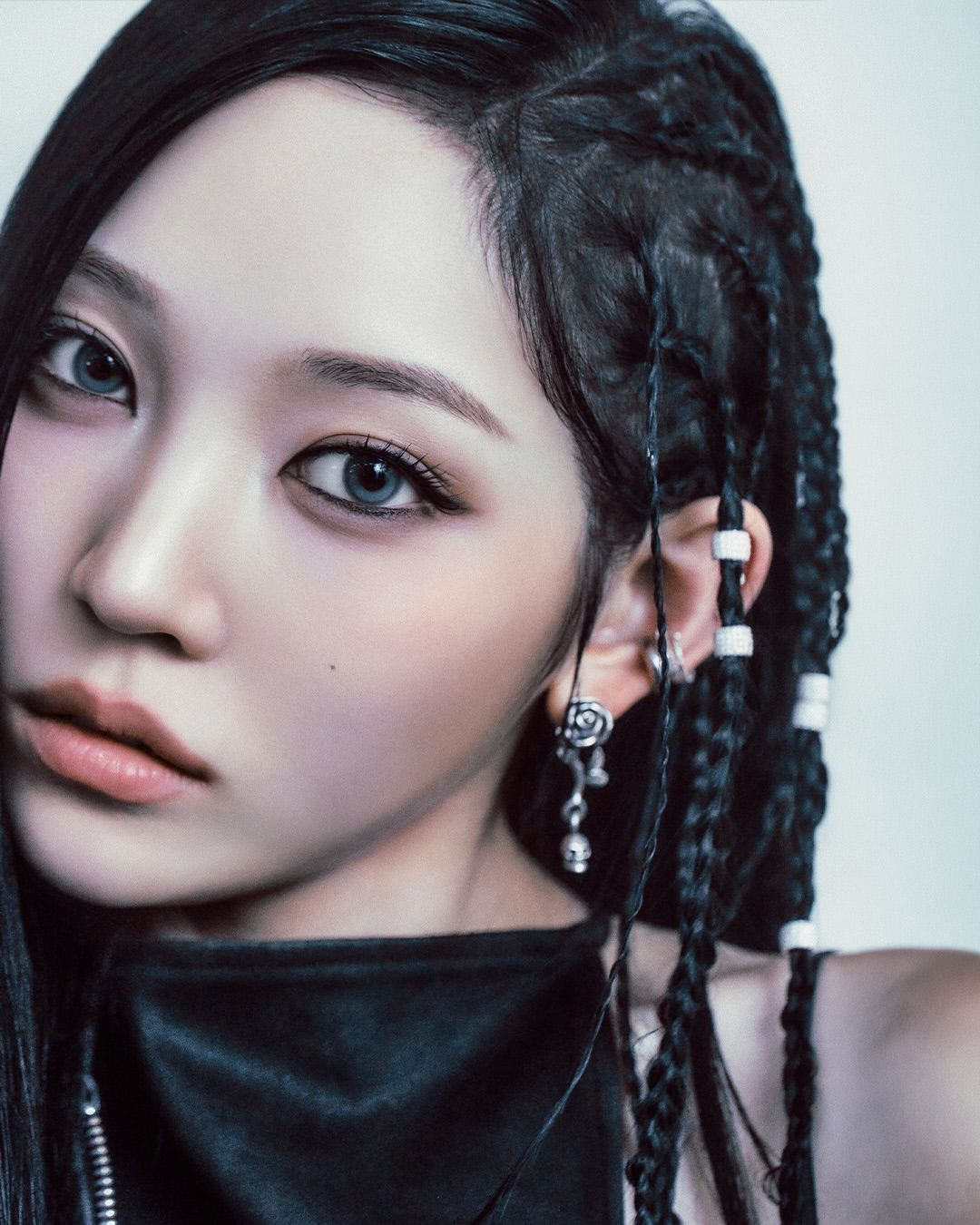 땋은 머리 사이사이에 실버와 화이트 컬러의 헤어 타이를 촘촘하게 더한 영서ㅣ인스타그램 @allday_project