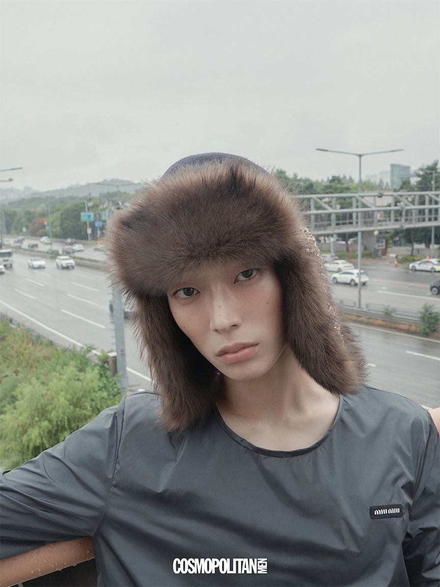 테크니컬 패브릭 톱 2백25만원, 비즈 엠브로이더리 시어링 해트 4백55만원 모두 Miu Miu.