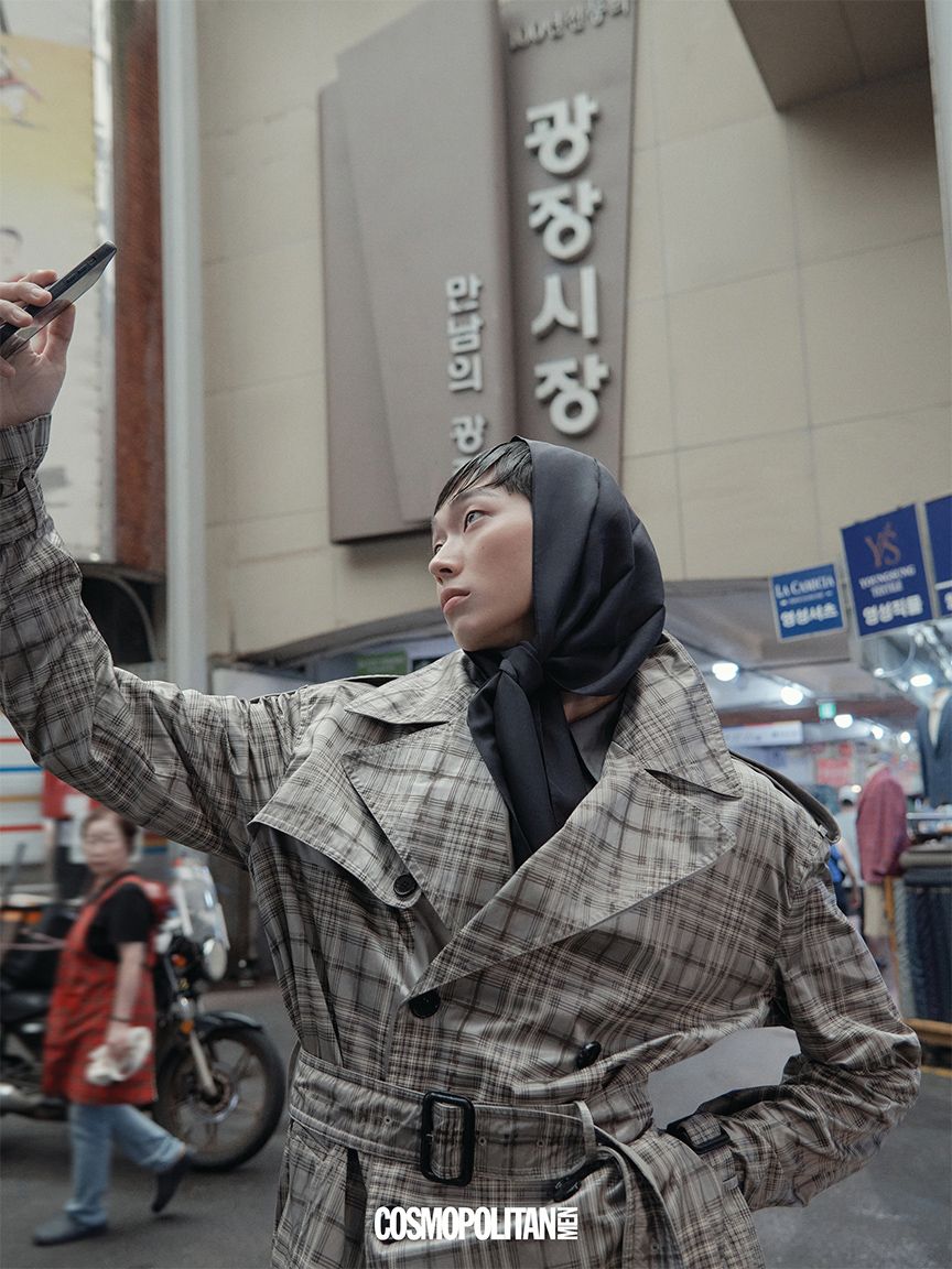 나일론 트렌치코트 5백77만원, 실크 셔츠 가격미정, 머리에 두른 스카프 가격미정 모두 Burberry.