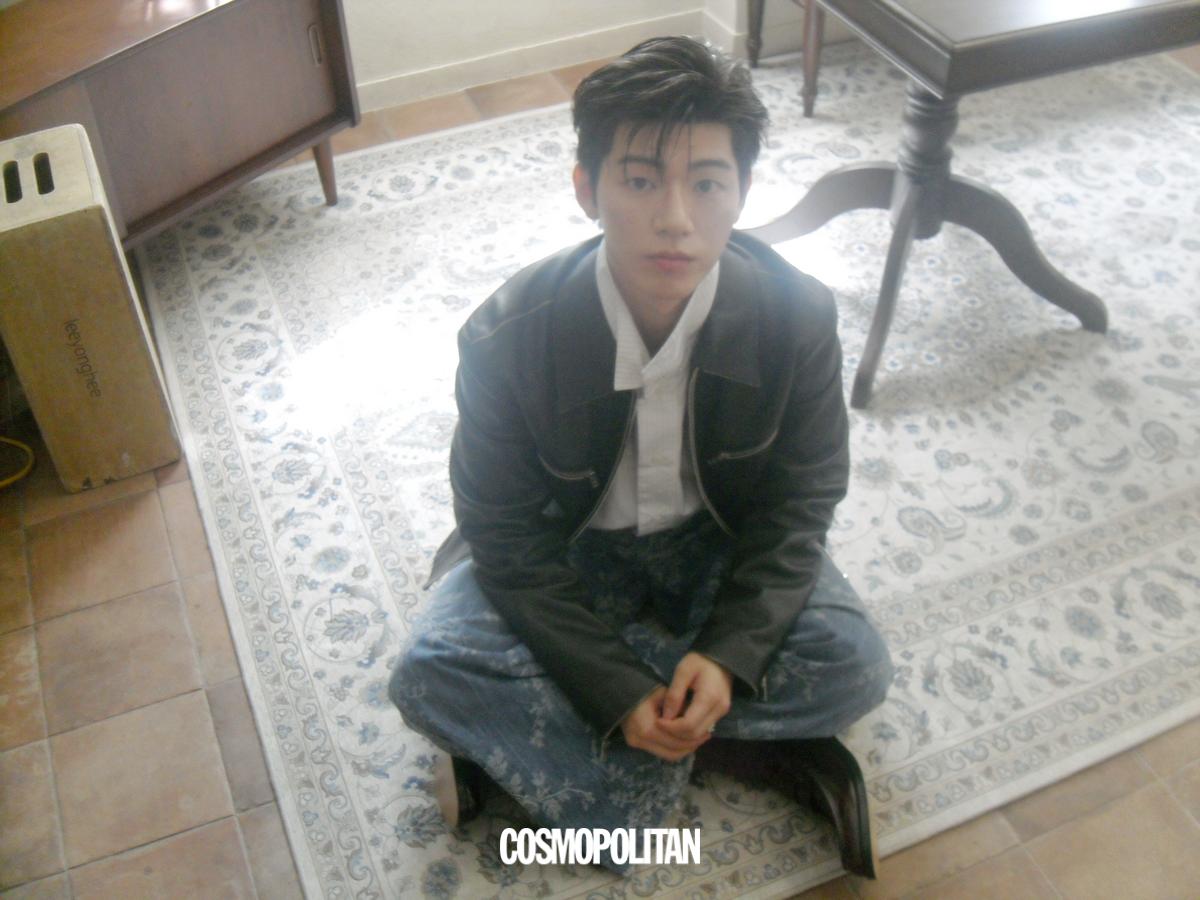 배현성 화보 비하인드 사진. 사진 코스모폴리탄