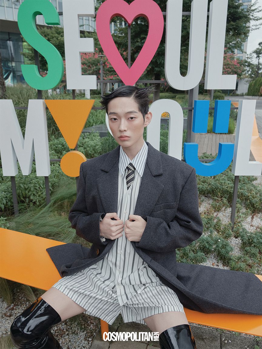 울 펠트 코트 가격미정, 셔츠 2백32만원, 쇼츠 2백30만원, 타이 가격미정, 페이턴트 레더 사이하이 부츠 4백64만원 모두 Saint Laurent by Anthony Vaccarello.