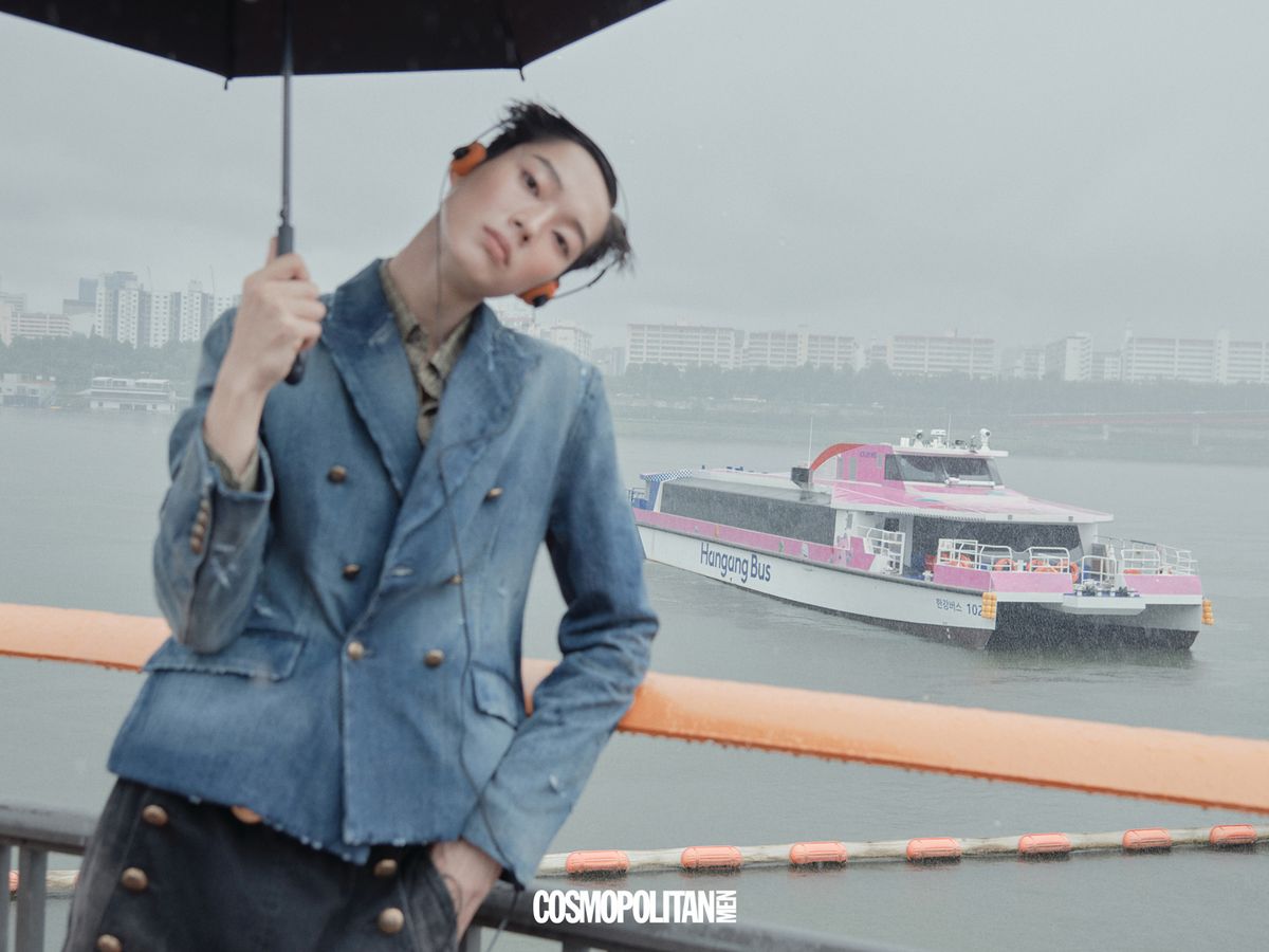 데님 재킷, 셔츠, 팬츠, 벨트, 메달리온 네크리스 모두 가격미정 Dior. 