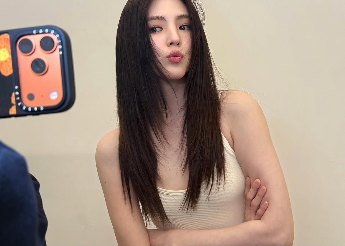 스트레이트의 긴머리를 한 한소희ㅣ인스타그램 @xeesoxee