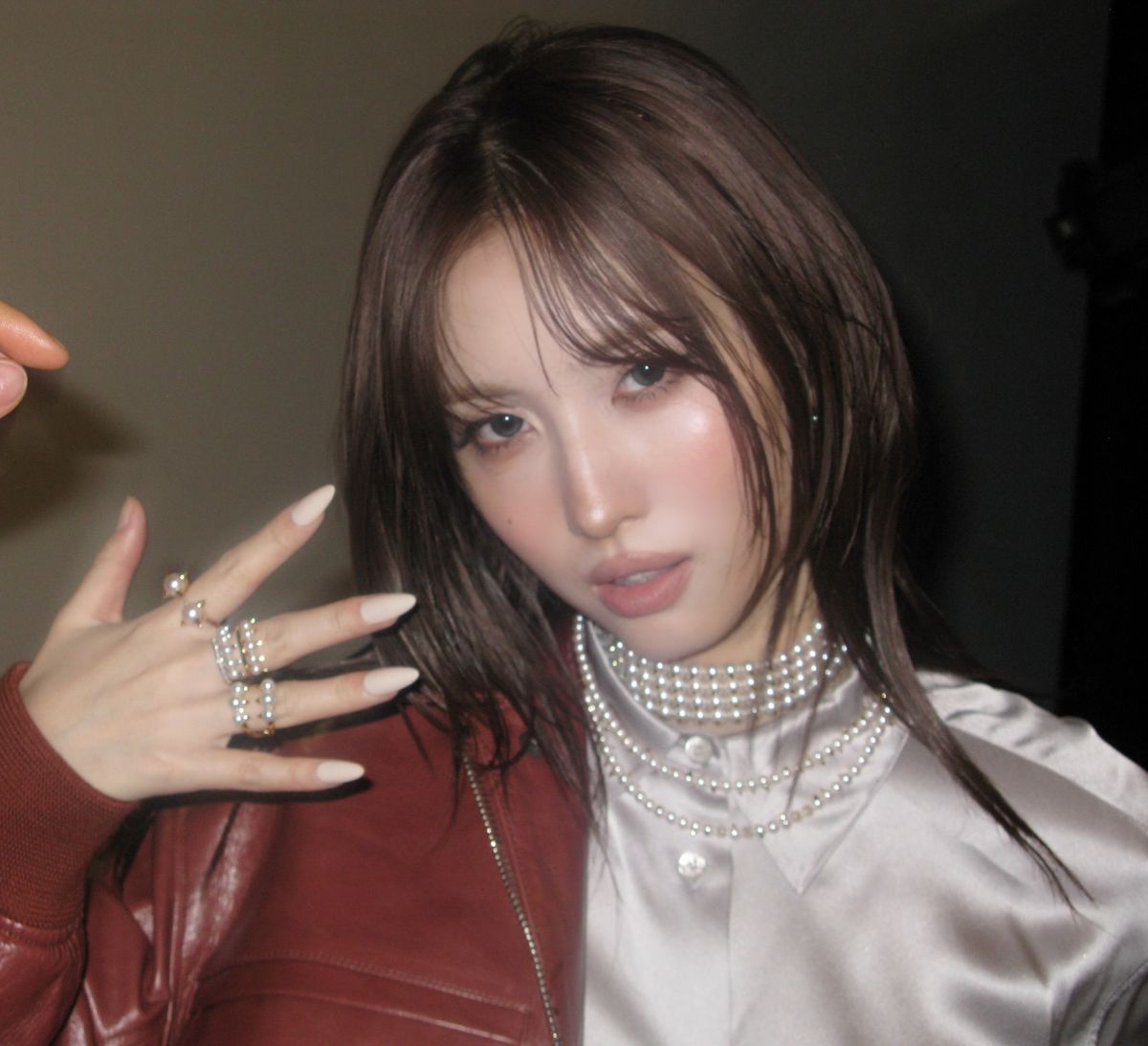매끈한 브라운 헤어에 슬릭한 느낌의 레이어드 컷을 연출한 모모 | 인스타그램 @momo