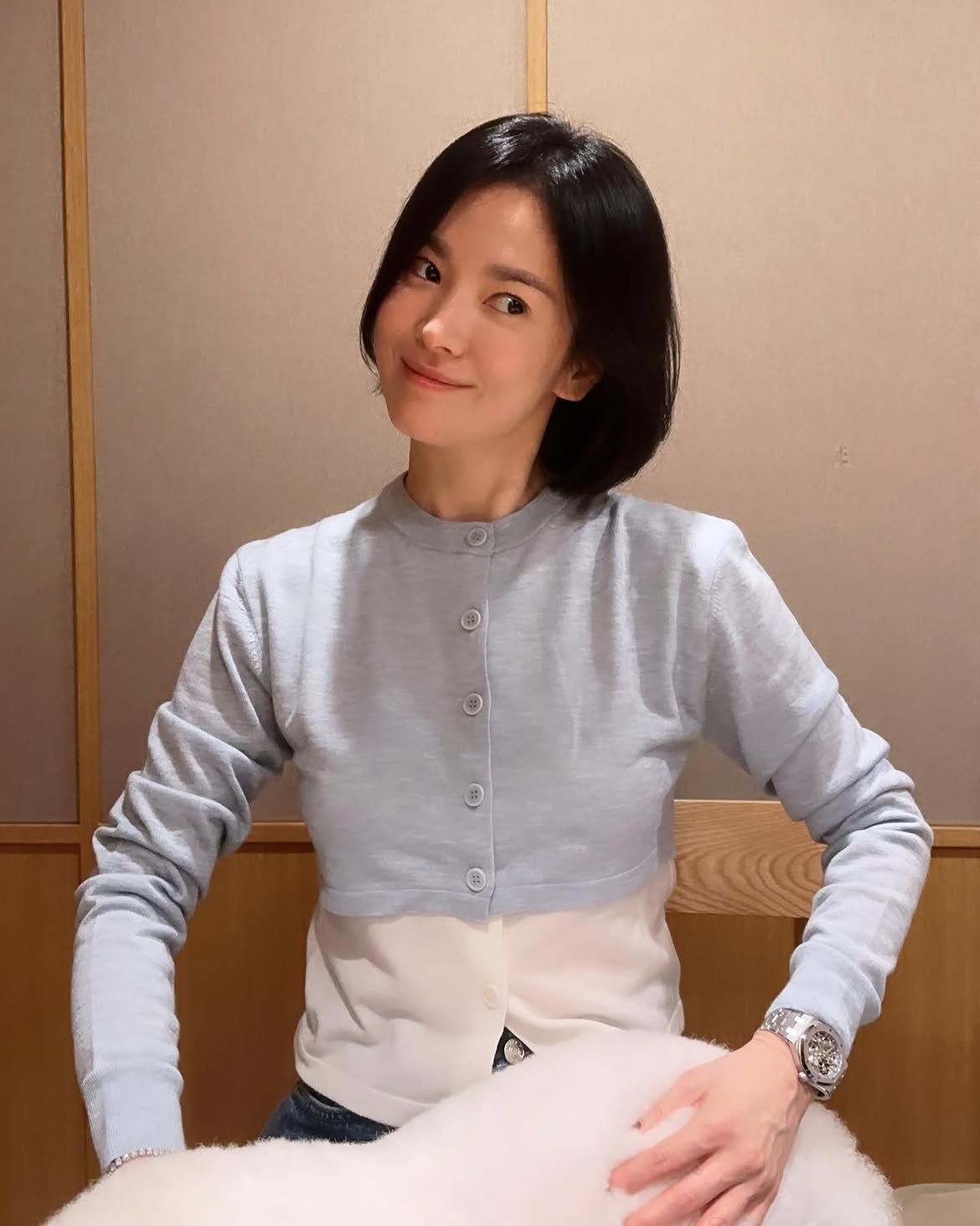 둥글게 턱선까지 깔끔하게 떨어지는 송혜교의 단발ㅣ인스타그램 @kyo1122